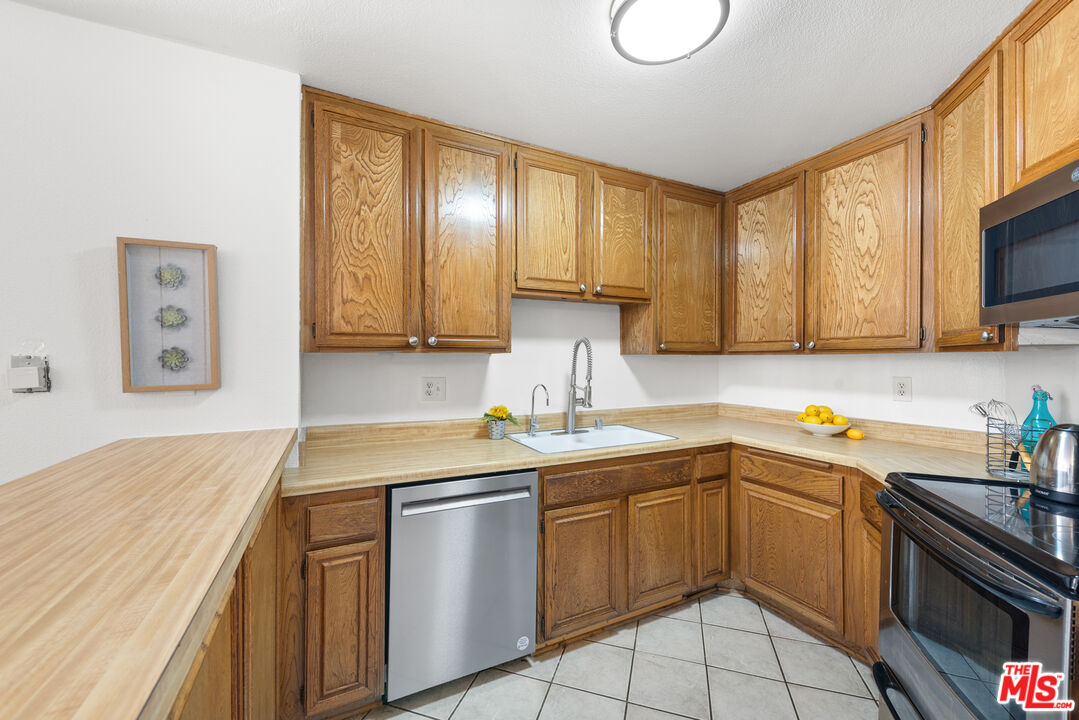Los Angeles, California, 90042, United States, 2 Bedrooms Bedrooms, ,1 BathroomBathrooms,Residential,For Sale,1908297