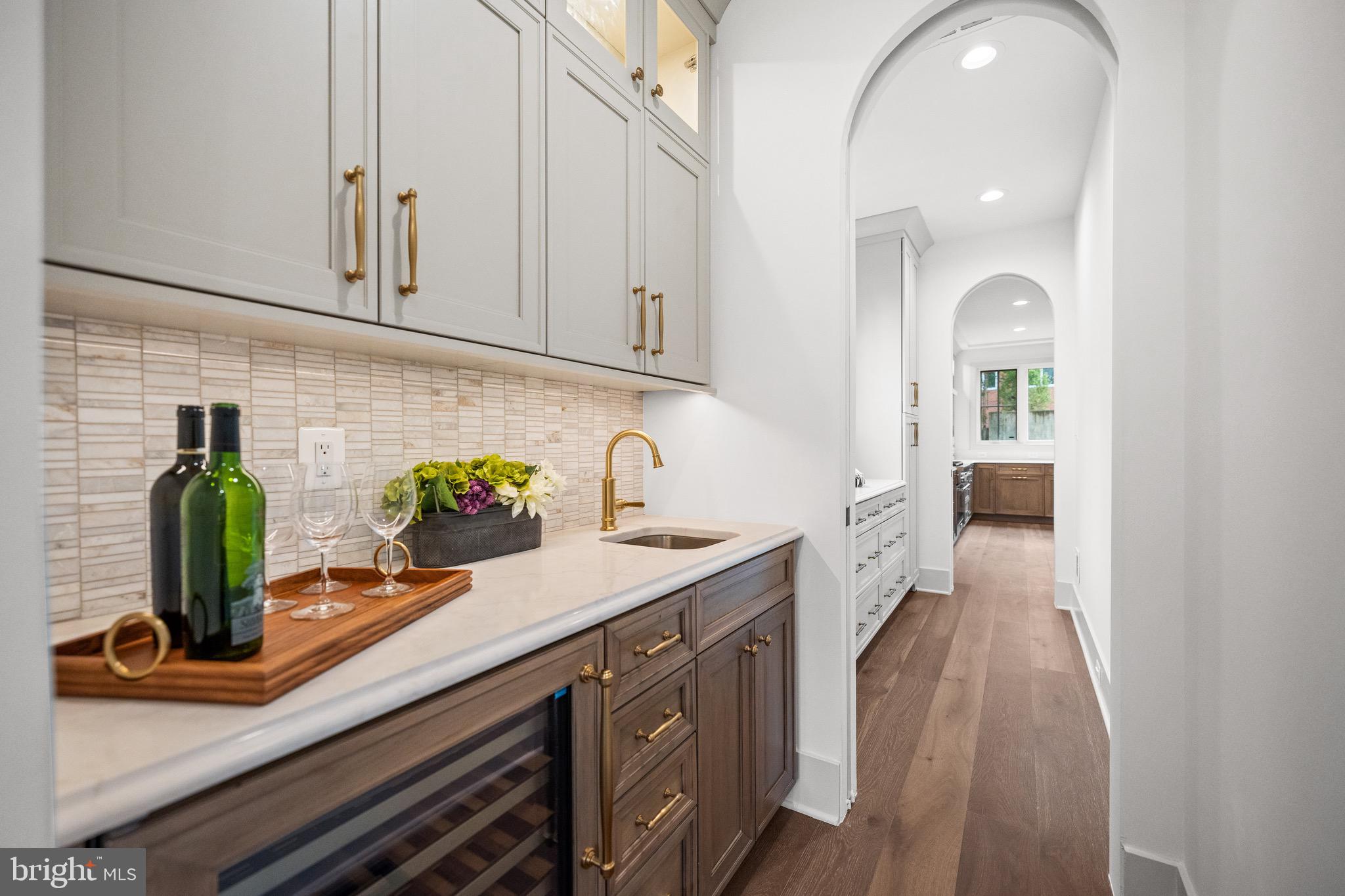 Arlington, Virginia, 22207, United States, 4 Bedrooms Bedrooms, ,5 BathroomsBathrooms,Residential,For Sale,1990203