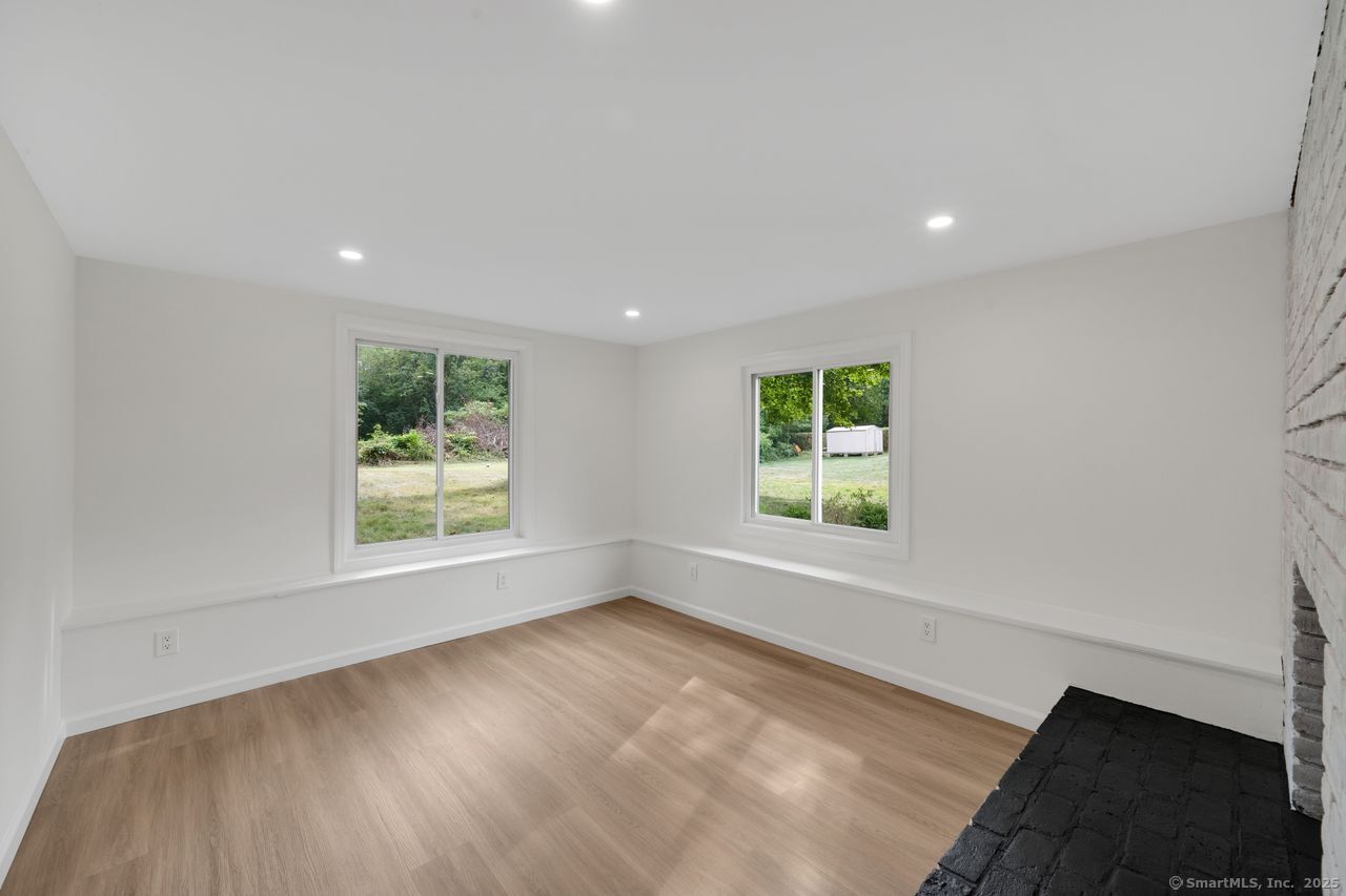 Milford, Connecticut, 06461, United States, 4 Bedrooms Bedrooms, ,3 BathroomsBathrooms,Residential,For Sale,1932741