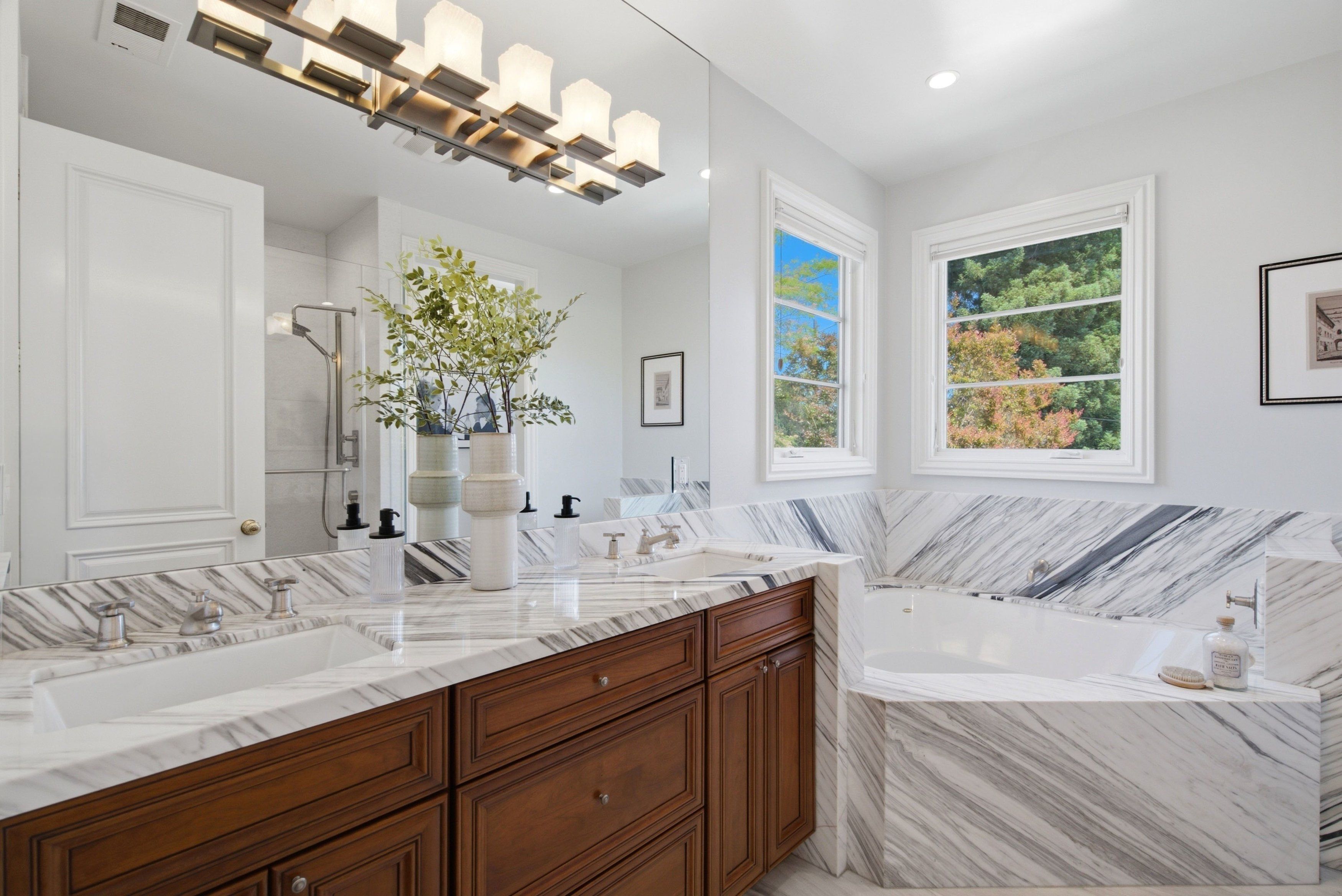  Beautifully Remodeled with Designer Finishes - 物件實景