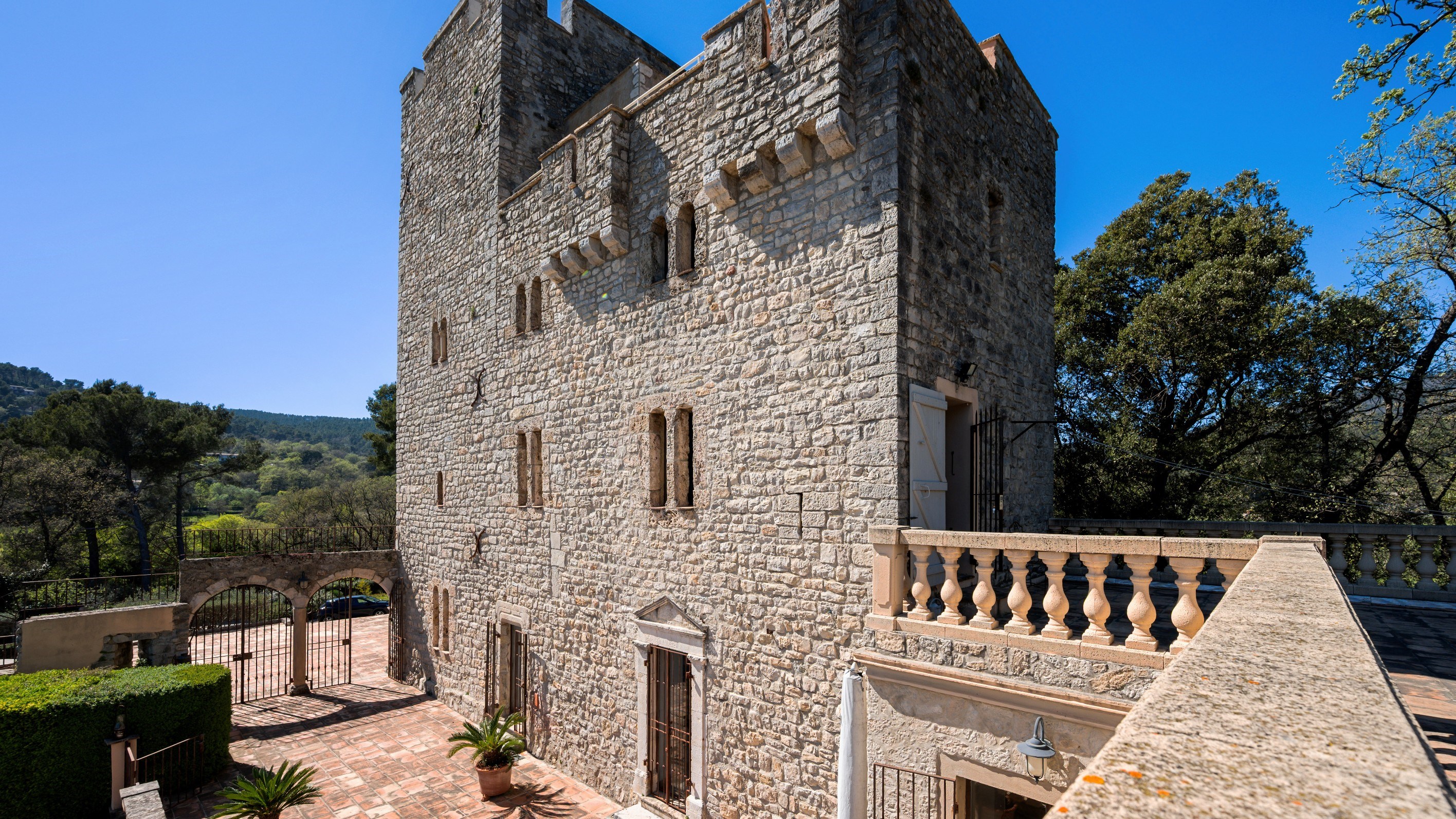  A Medieval Tower Reimagined as an Exceptional Residence - 物件實景