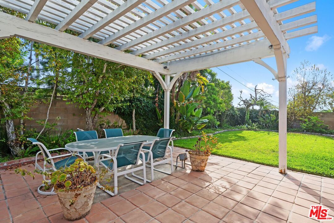 Los Angeles, California, 90056, United States, 5 Bedrooms Bedrooms, ,3 BathroomsBathrooms,Residential,For Sale,1987741