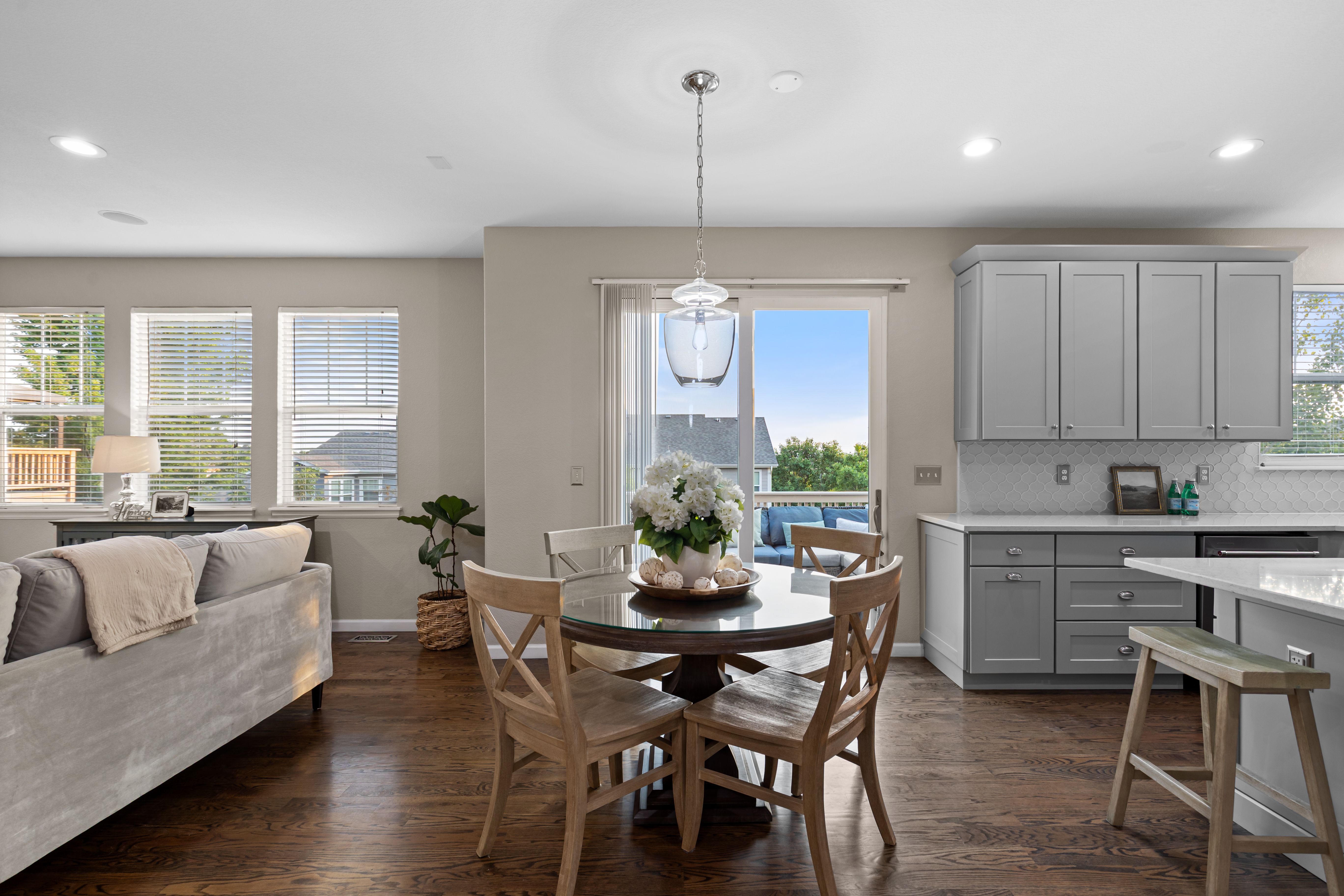  A warm and beautifully updated 5-bedroom, 4-bathroom walkout - 物件實景