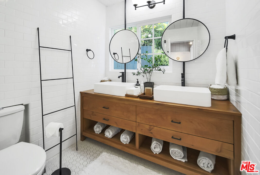 Malibu, California, 90265, United States, 3 Bedrooms Bedrooms, ,2 BathroomsBathrooms,Residential,For Sale,1992051