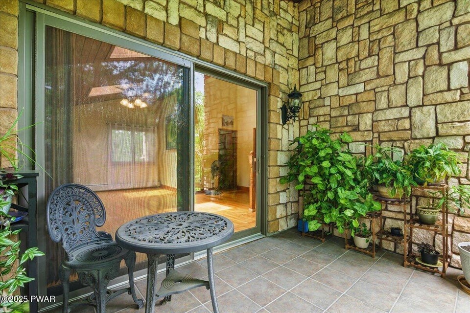 Milford, Pennsylvania, 18337, United States, 3 Bedrooms Bedrooms, ,2 BathroomsBathrooms,Residential,For Sale,1936970