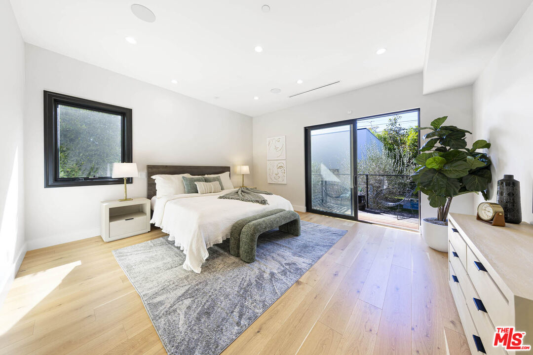 Los Angeles, California, 90048, United States, 4 Bedrooms Bedrooms, ,2 BathroomsBathrooms,Residential,For Sale,1962418