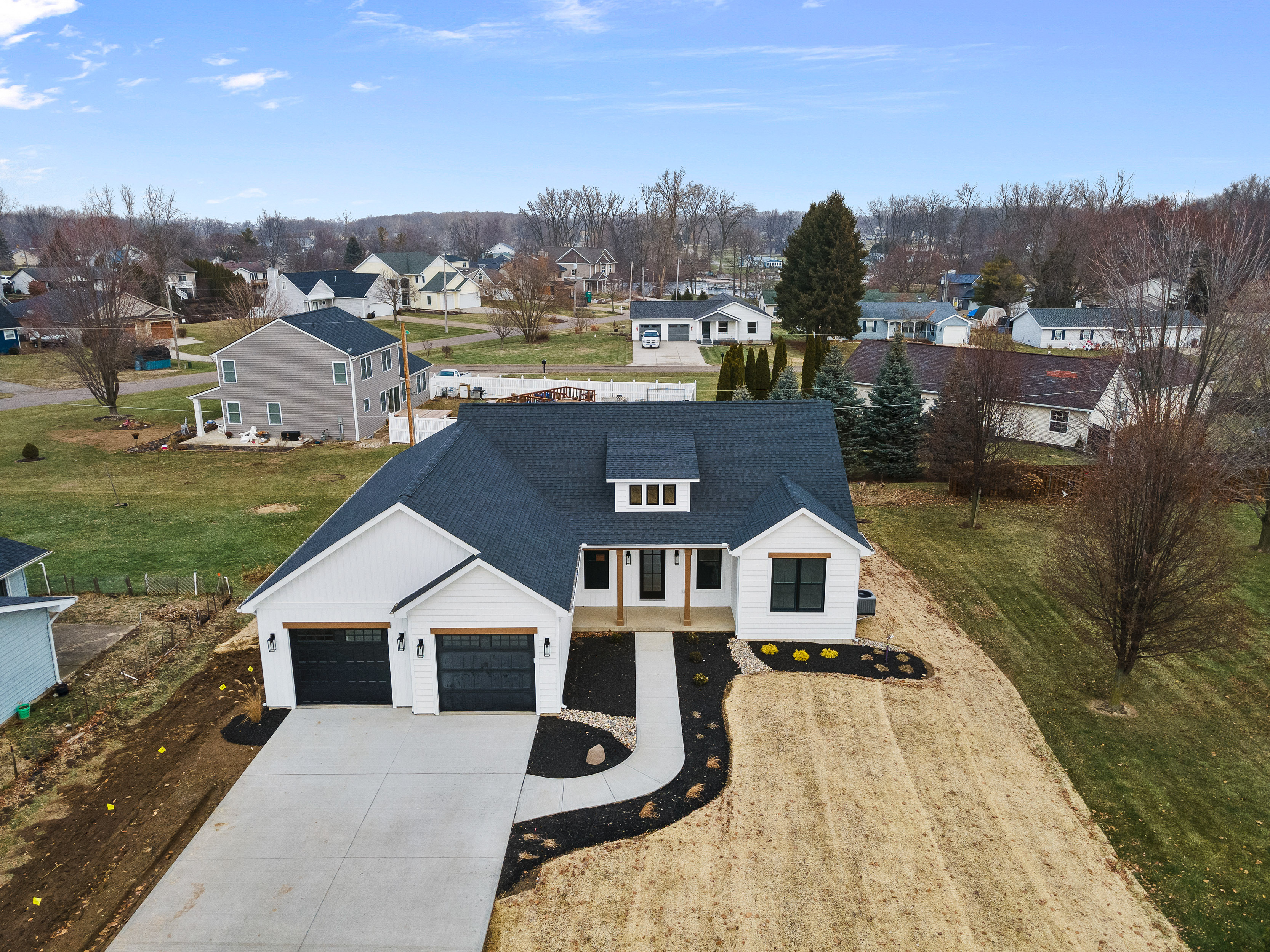  Modern Farmhouse w/ High-End Finishes - 物件實景