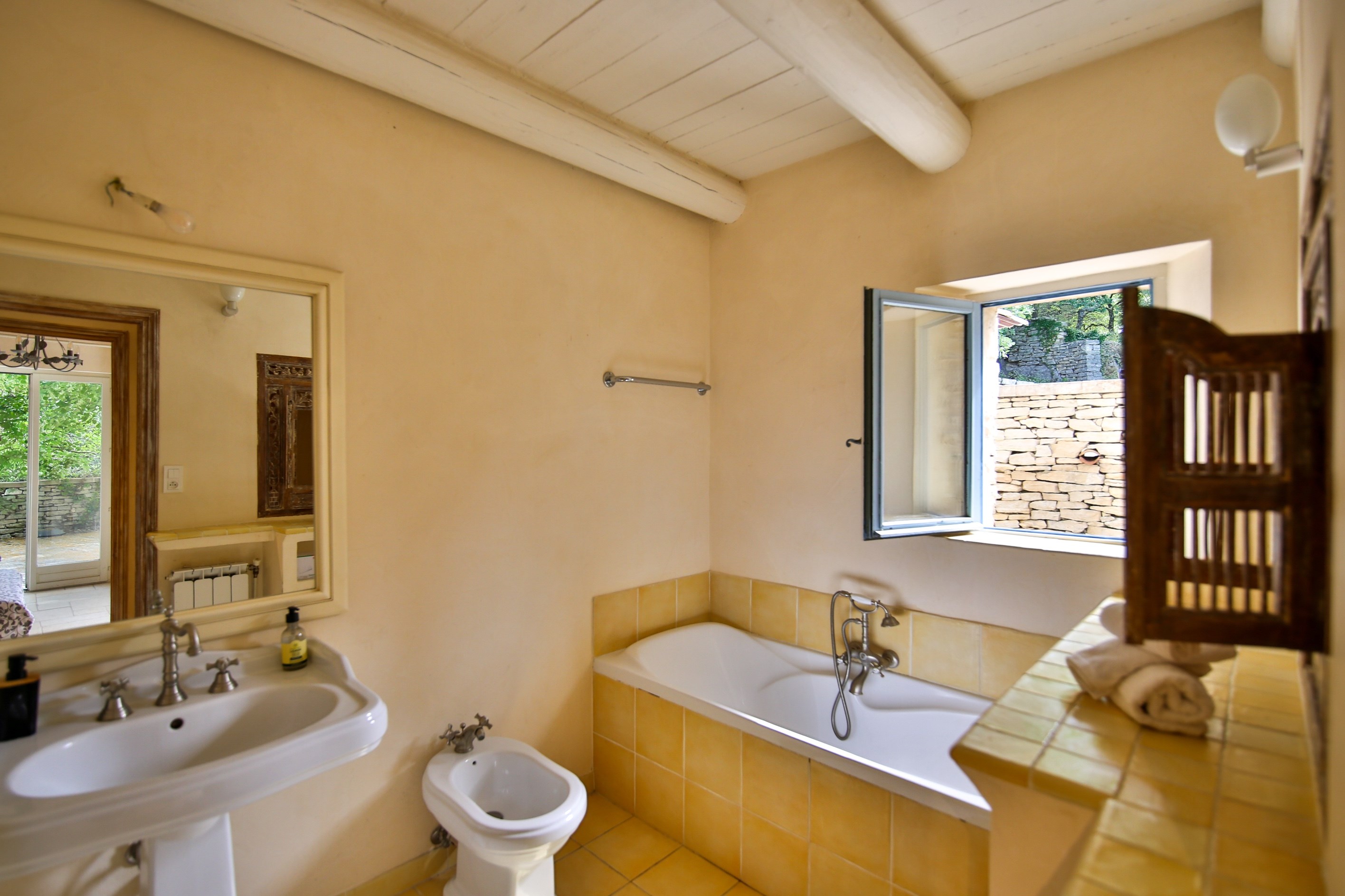  Elegant stone property in the heart of the Luberon