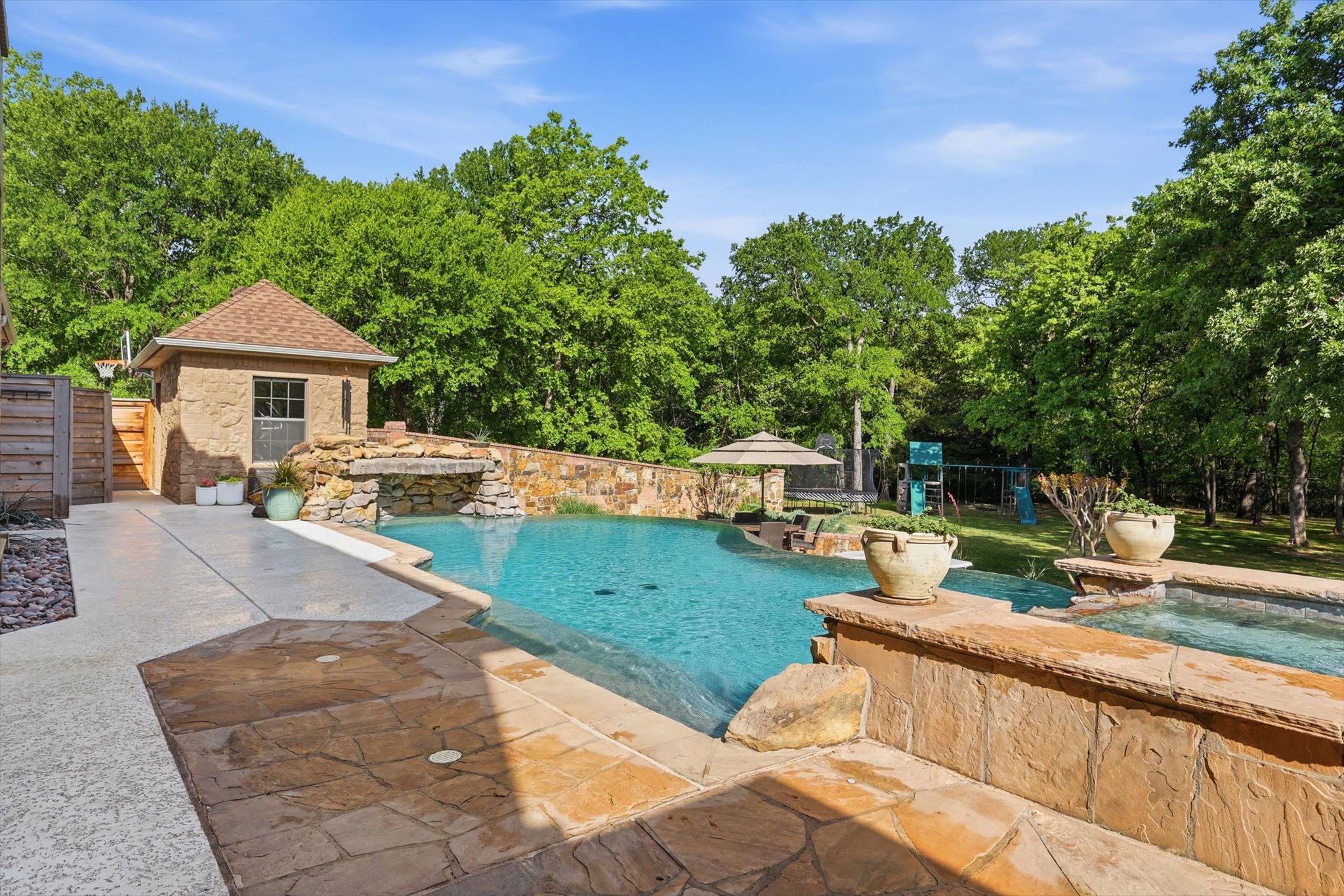  Resort-Style Estate Living on 1.9 Wooded Acres in Prestigious Shadow Wood Estate - 物件實景