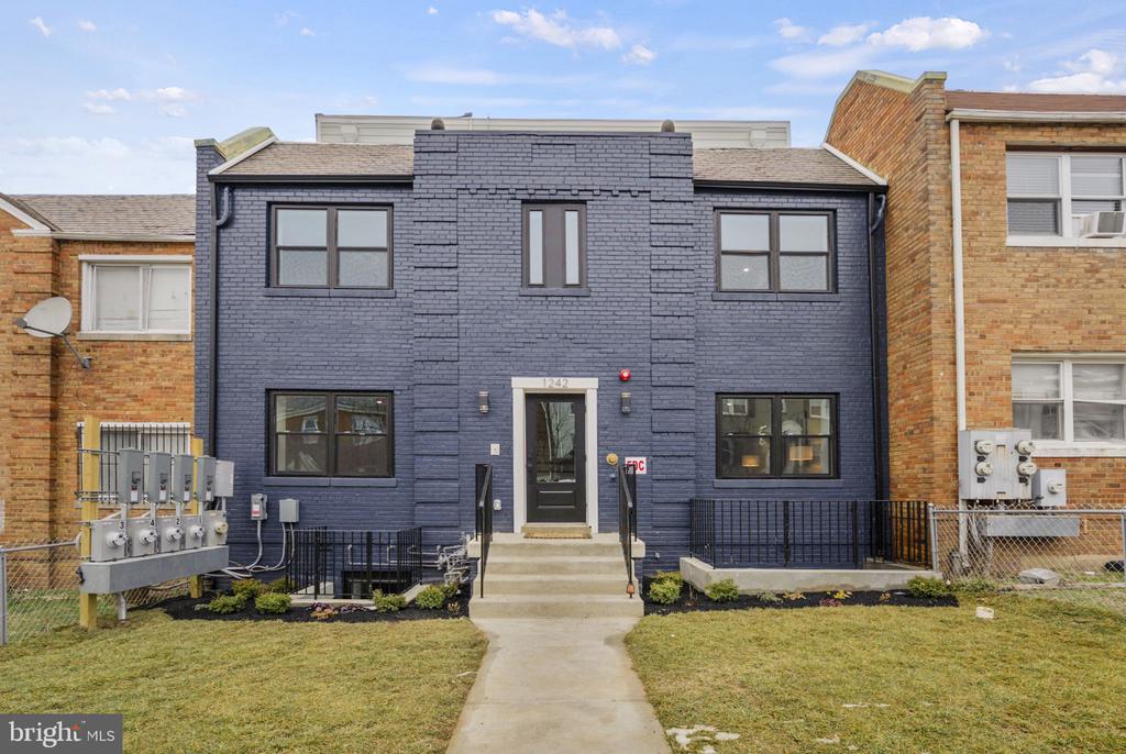 Washington, District of Columbia, 20002, United States, 3 Bedrooms Bedrooms, ,3 BathroomsBathrooms,Residential,For Sale,1990177