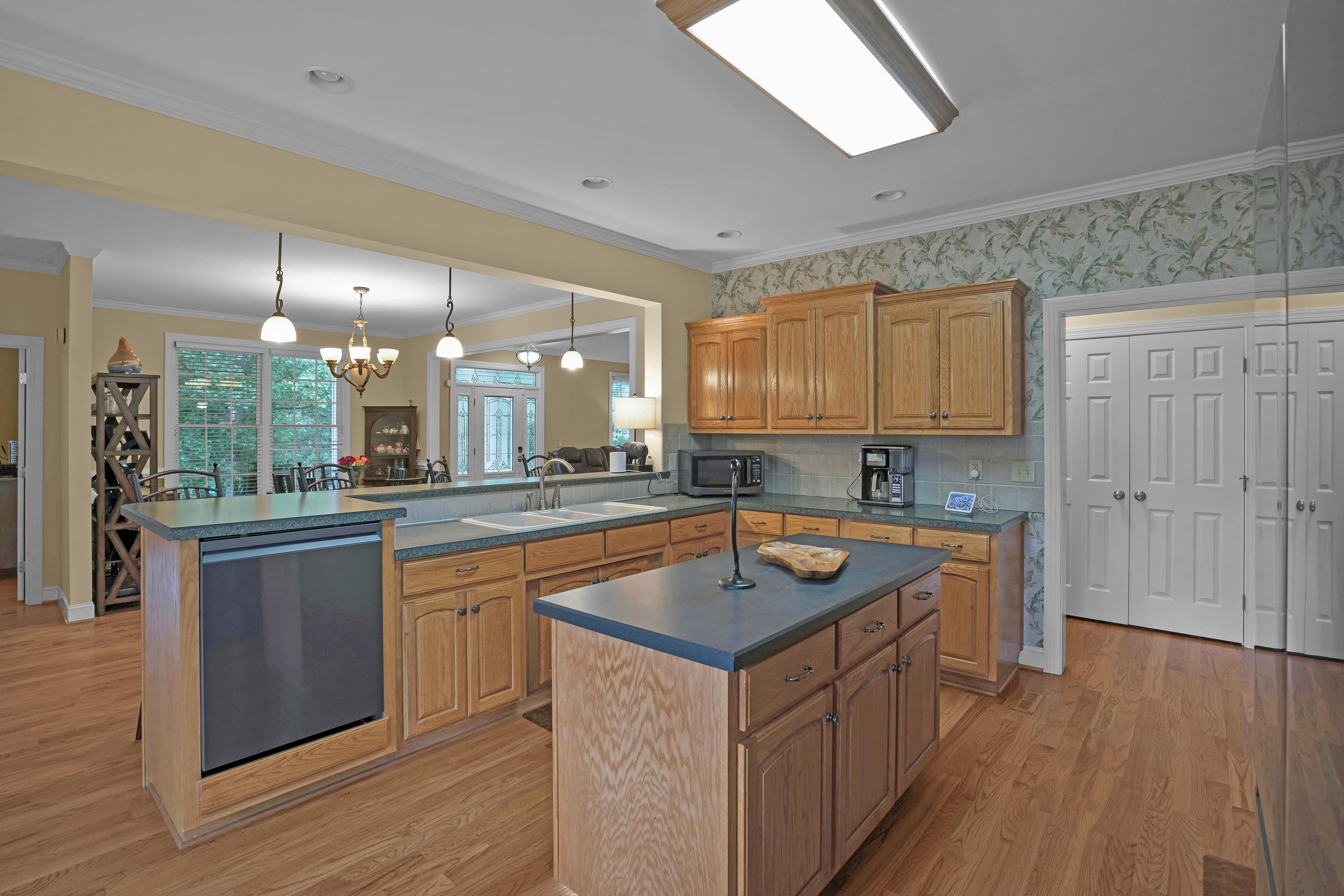 Landrum, South Carolina, 29356, United States, 5 Bedrooms Bedrooms, ,4 BathroomsBathrooms,Residential,For Sale,1868814