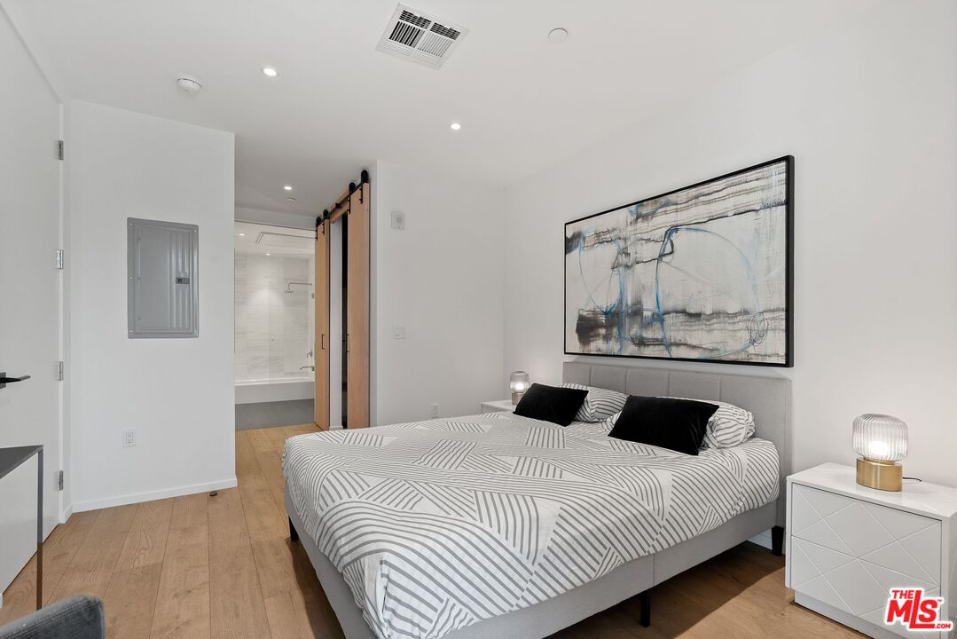 West Hollywood, California, 90069, United States, 2 Bedrooms Bedrooms, ,1 BathroomBathrooms,Residential,For Sale,1938792