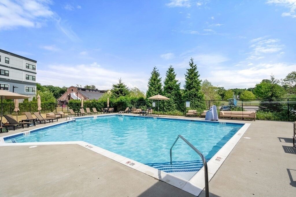 Canton, Massachusetts, 02021, United States, 2 Bedrooms Bedrooms, ,2 BathroomsBathrooms,Residential,For Sale,1992805