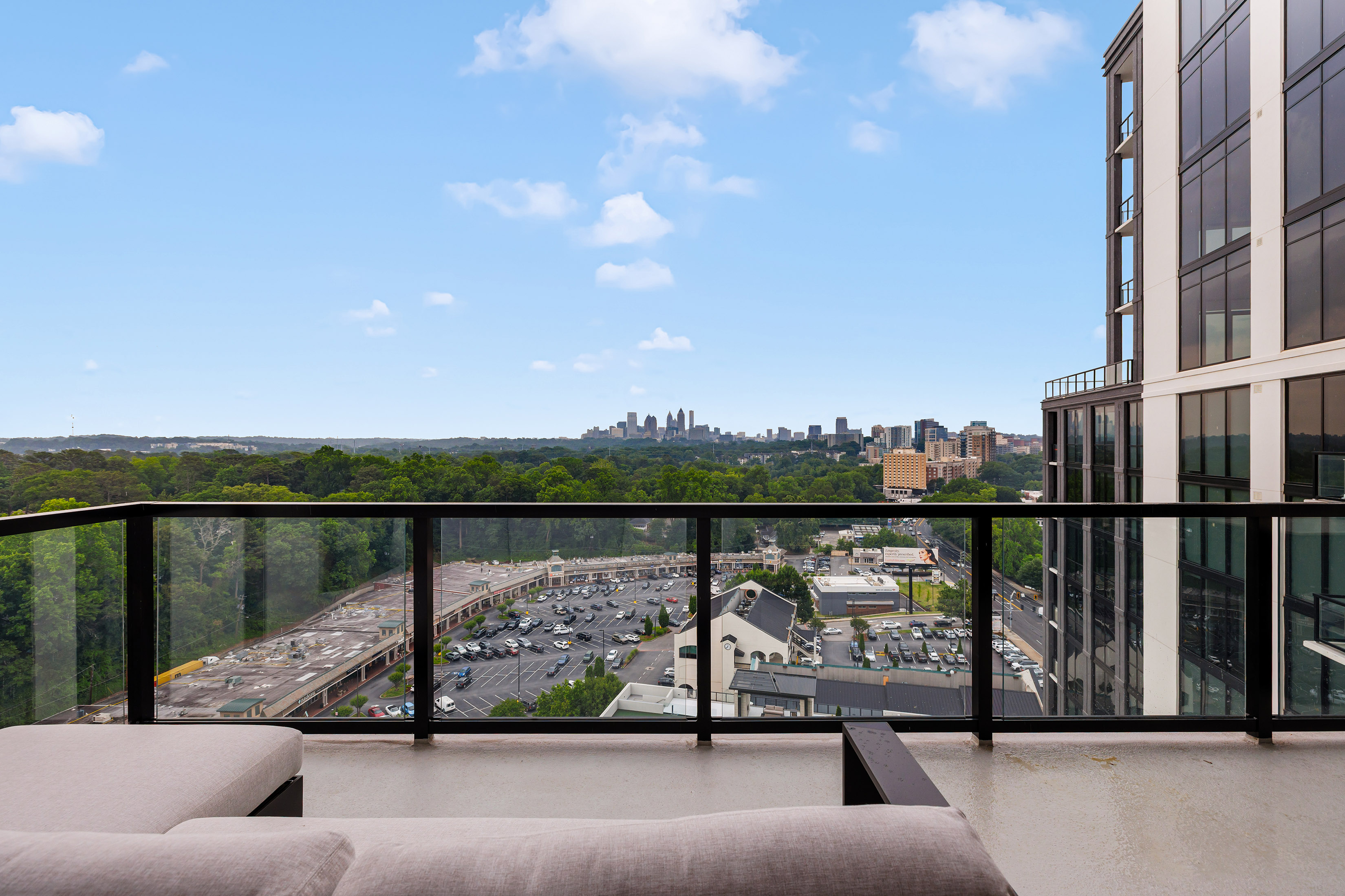  Elevated Design and Sweeping Skyline Views at The Dillon - 物件實景