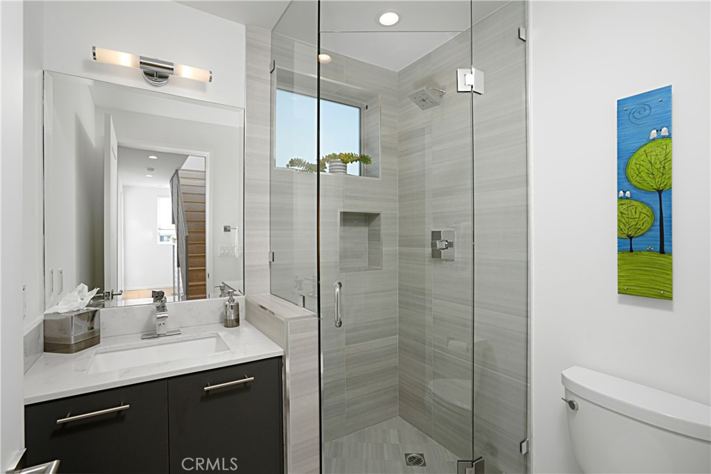 Los Angeles, California, 90019, United States, 2 Bedrooms Bedrooms, ,3 BathroomsBathrooms,Residential,For Sale,1990978