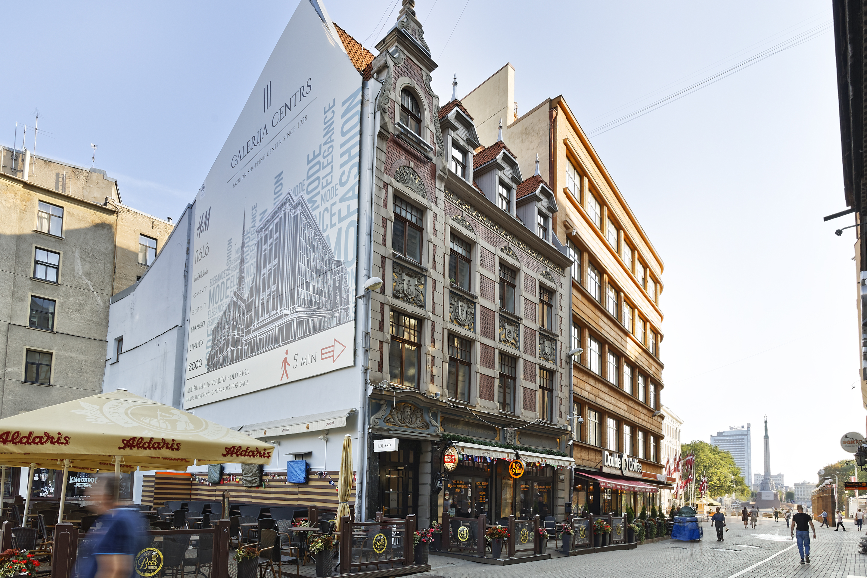 8-apartment building with restaurant on the ground floor