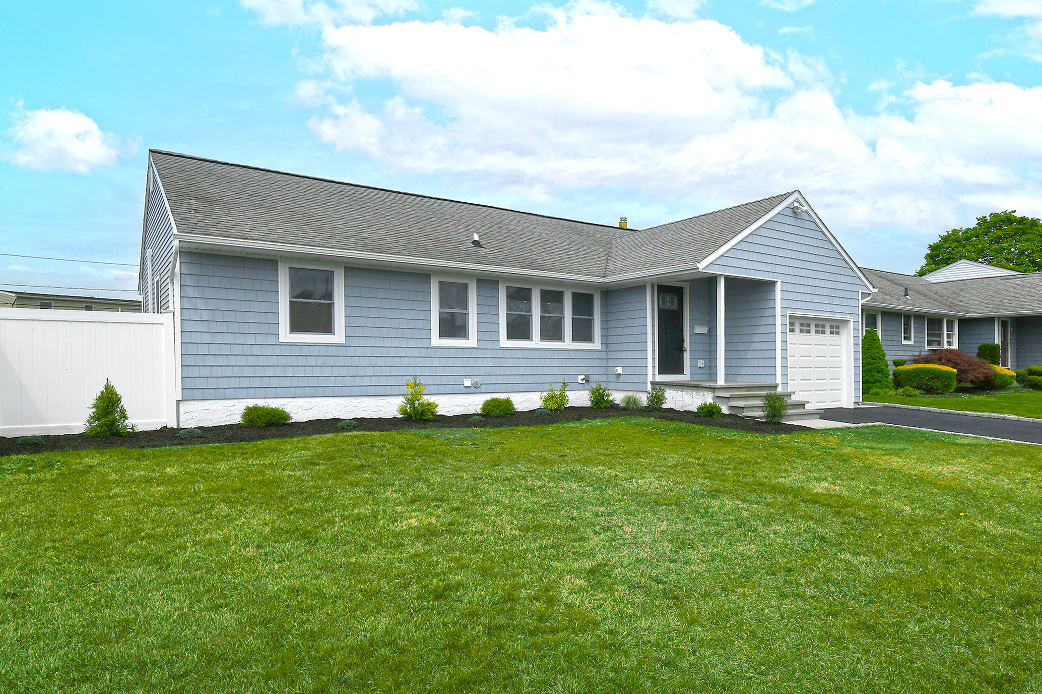 Farmingdale, New York, 11735, United States, 3 Bedrooms Bedrooms, ,2 BathroomsBathrooms,Residential,For Sale,1928376