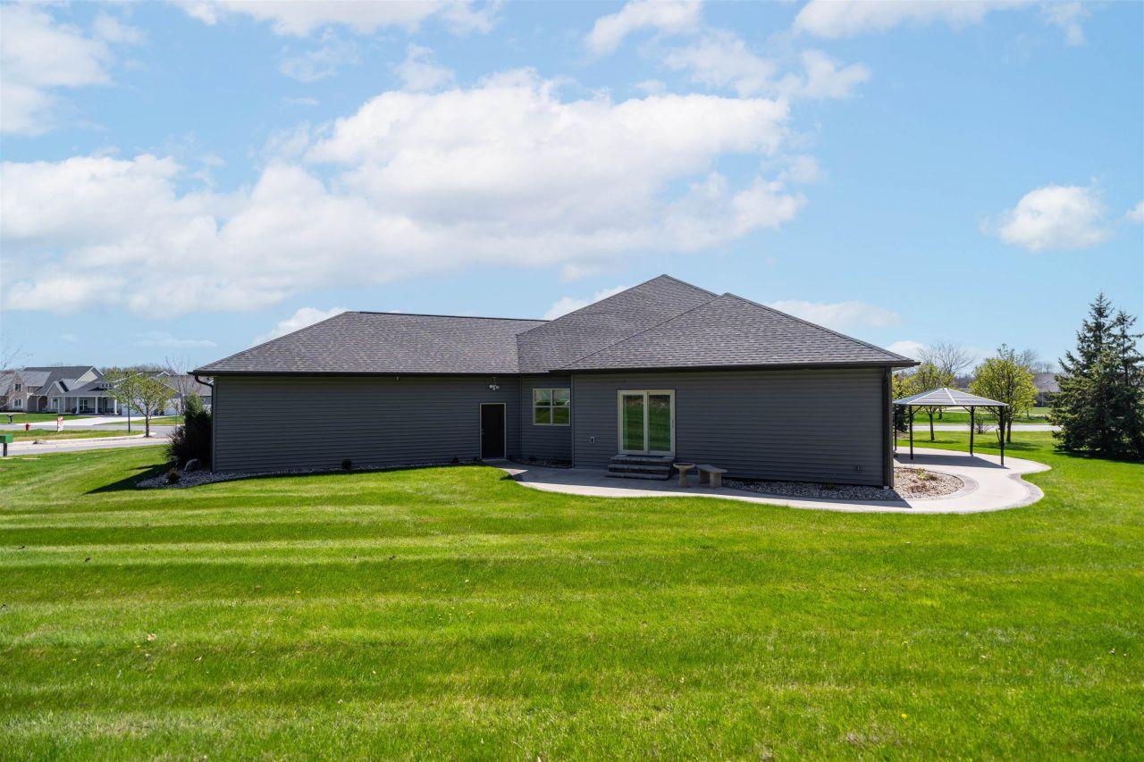 MENASHA, Wisconsin, 54952, United States, 6 Bedrooms Bedrooms, ,4 BathroomsBathrooms,Residential,For Sale,1807360