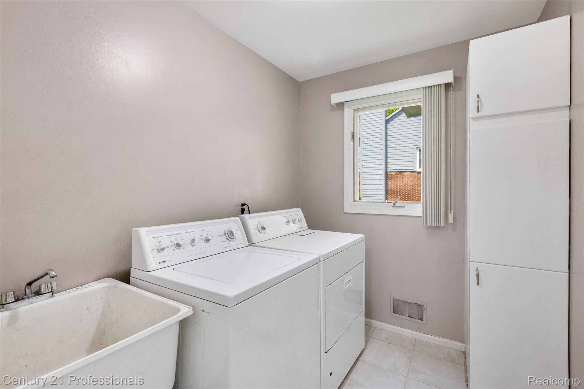 LakeOrion, Michigan, 48359, United States, 4 Bedrooms Bedrooms, ,3 BathroomsBathrooms,Residential,For Sale,1973715