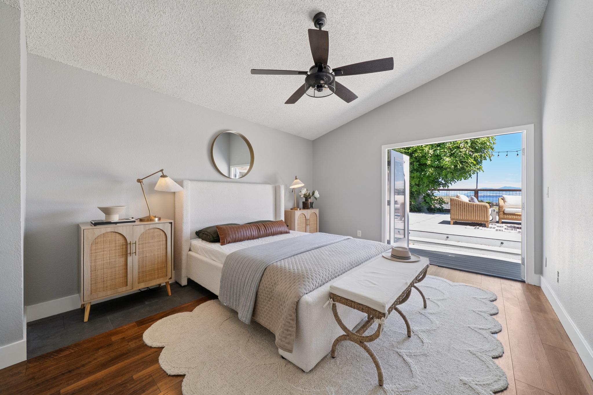  Beautifully Updated Home with Stunning Water Views - 物件實景
