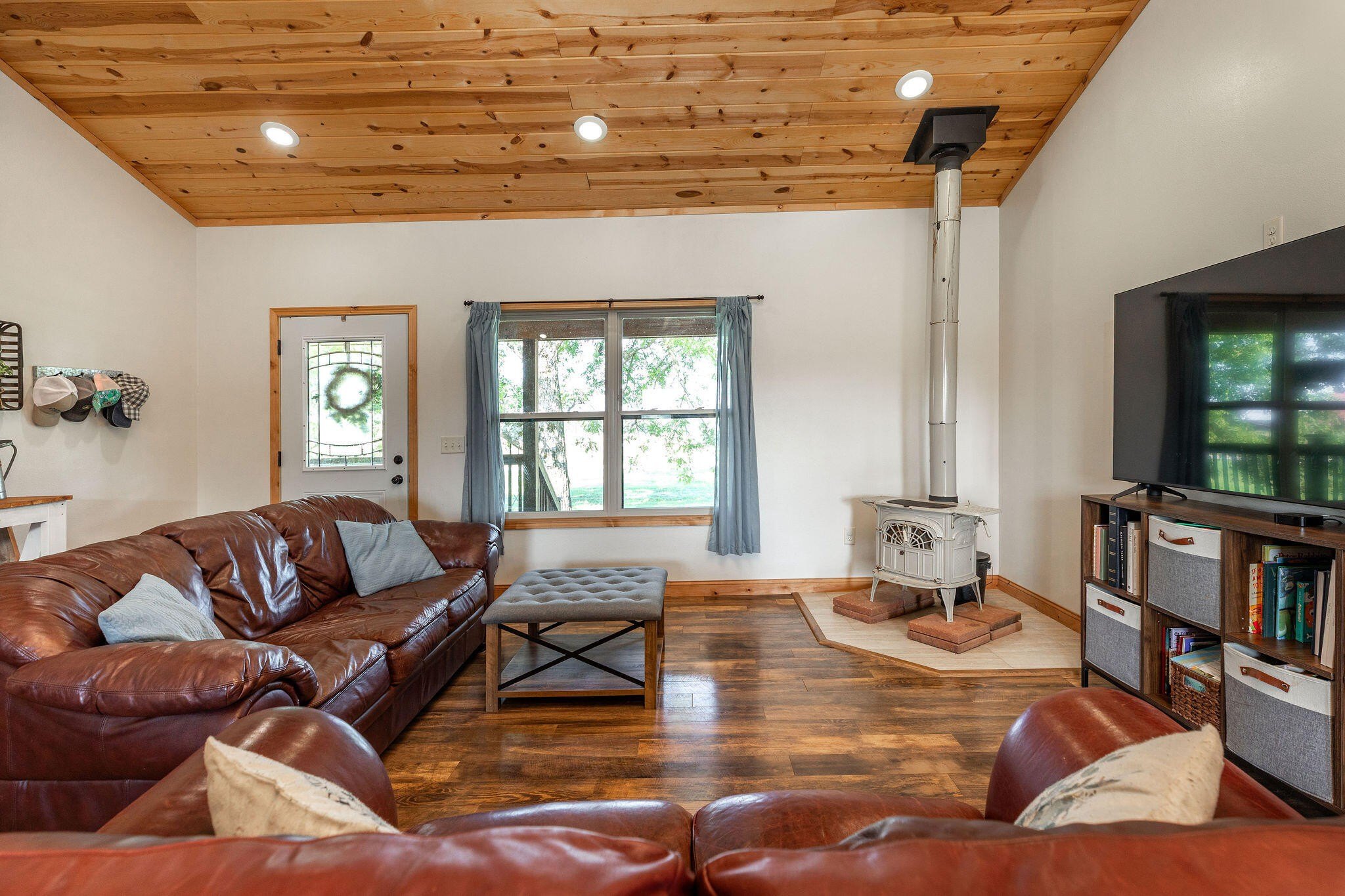 Rogersville, Missouri, 65742, United States, 3 Bedrooms Bedrooms, ,2 BathroomsBathrooms,Residential,For Sale,1979438