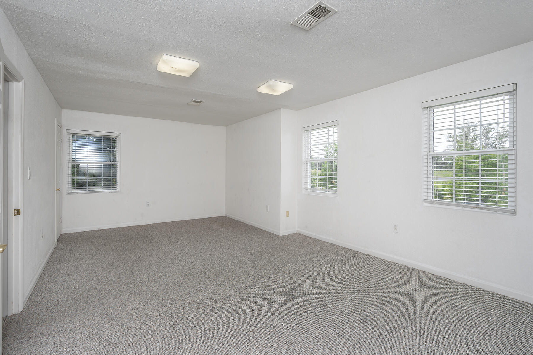 Jeffersonville, Kentucky, 40337, United States, 5 Bedrooms Bedrooms, ,4 BathroomsBathrooms,Residential,For Sale,1989610