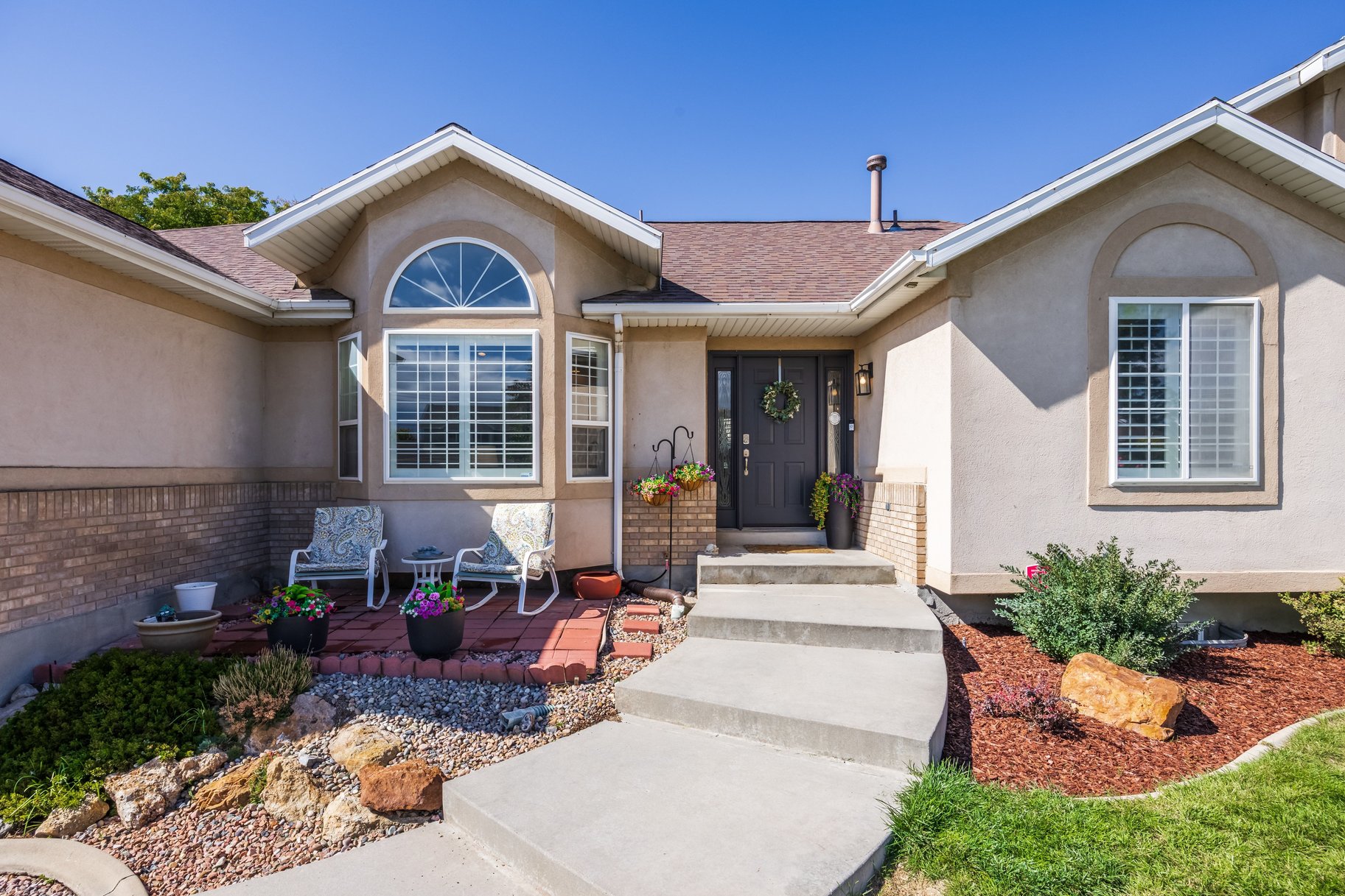  Multigenerational Living in South Jordan: 5 Beds, 2 Kitchens, 0.33-Acre Lot - 物件實景