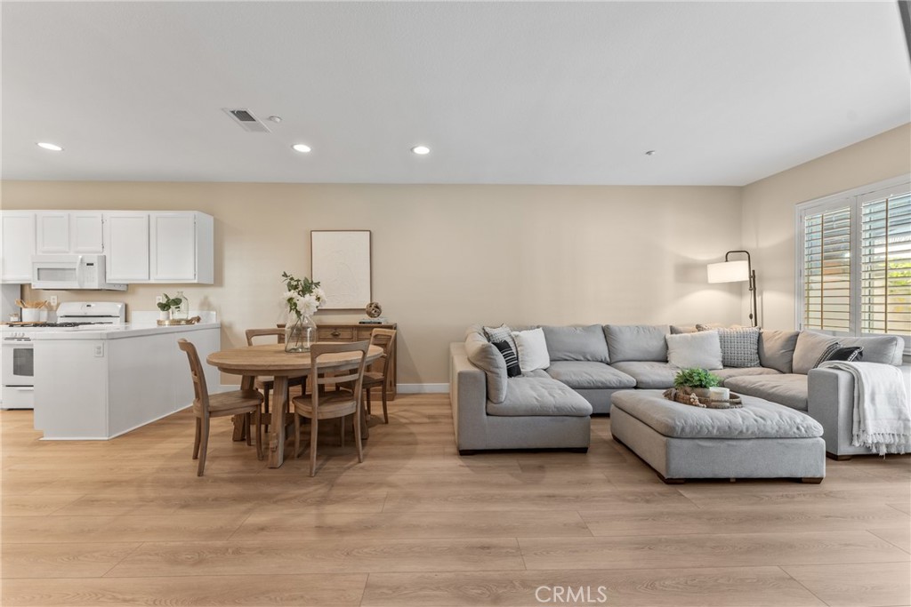 Aliso Viejo, California, 92656, United States, 2 Bedrooms Bedrooms, ,3 BathroomsBathrooms,Residential,For Sale,1989024