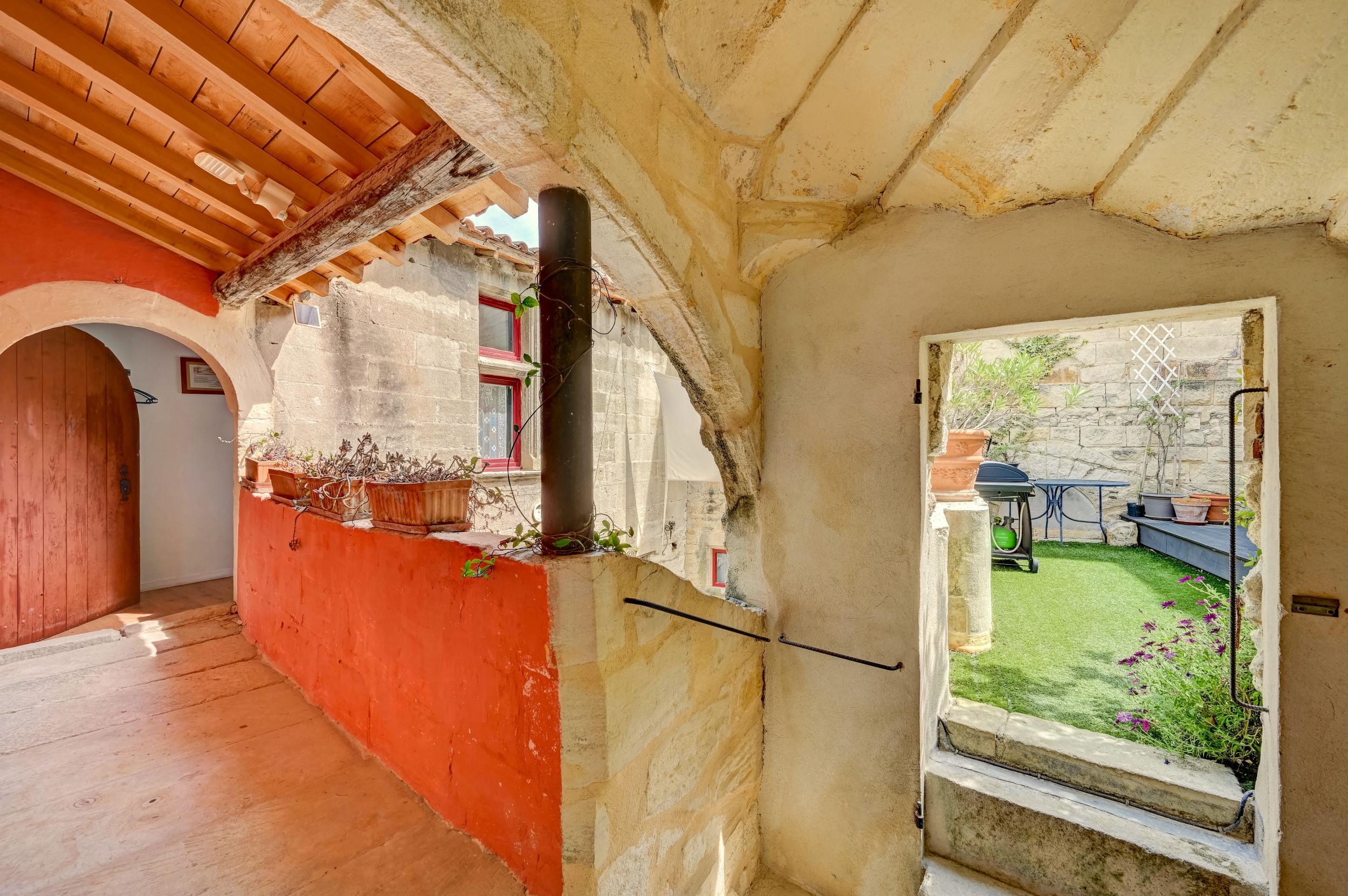  Located near Avignon, Arles and Saint Rémy de Provence, magnificent 15th centur… - 物件實景