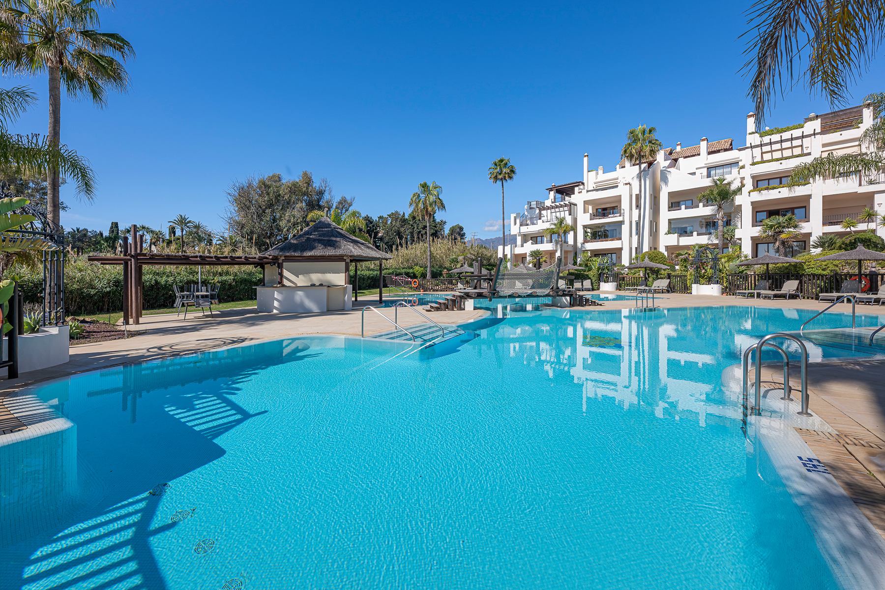  Beachfront corner apartment with expansive terrace in Estepona - 物件實景