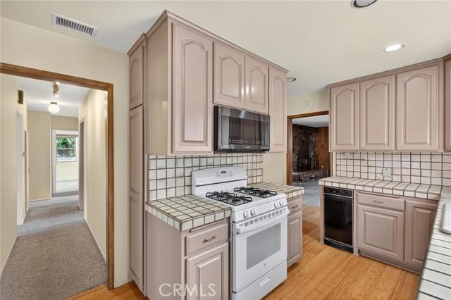 Hawthorne, California, 90250, United States, 3 Bedrooms Bedrooms, ,2 BathroomsBathrooms,Residential,For Sale,1987336