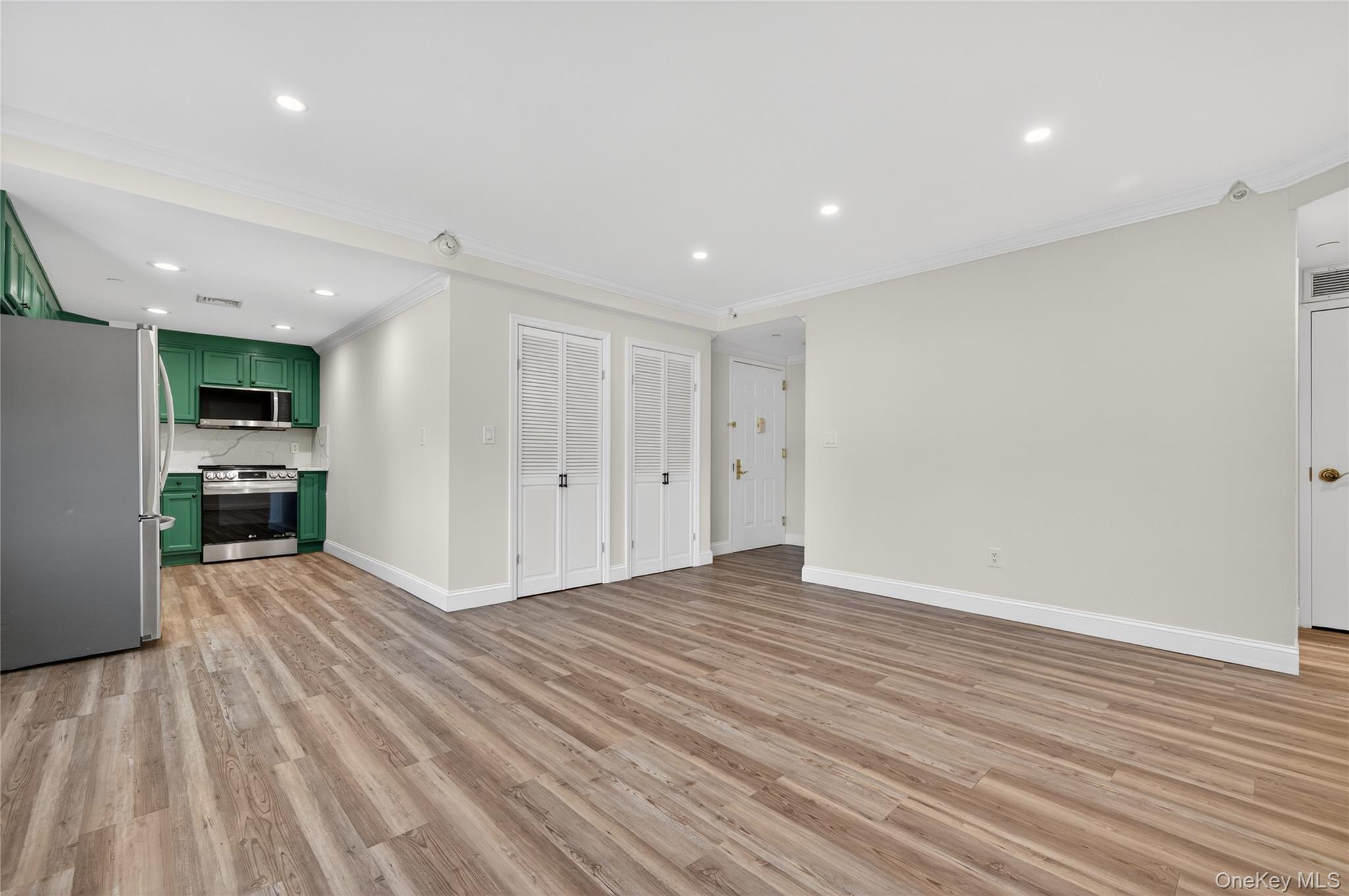  242 Maple Avenue, Westbury, NY, 11590 - 物件實景