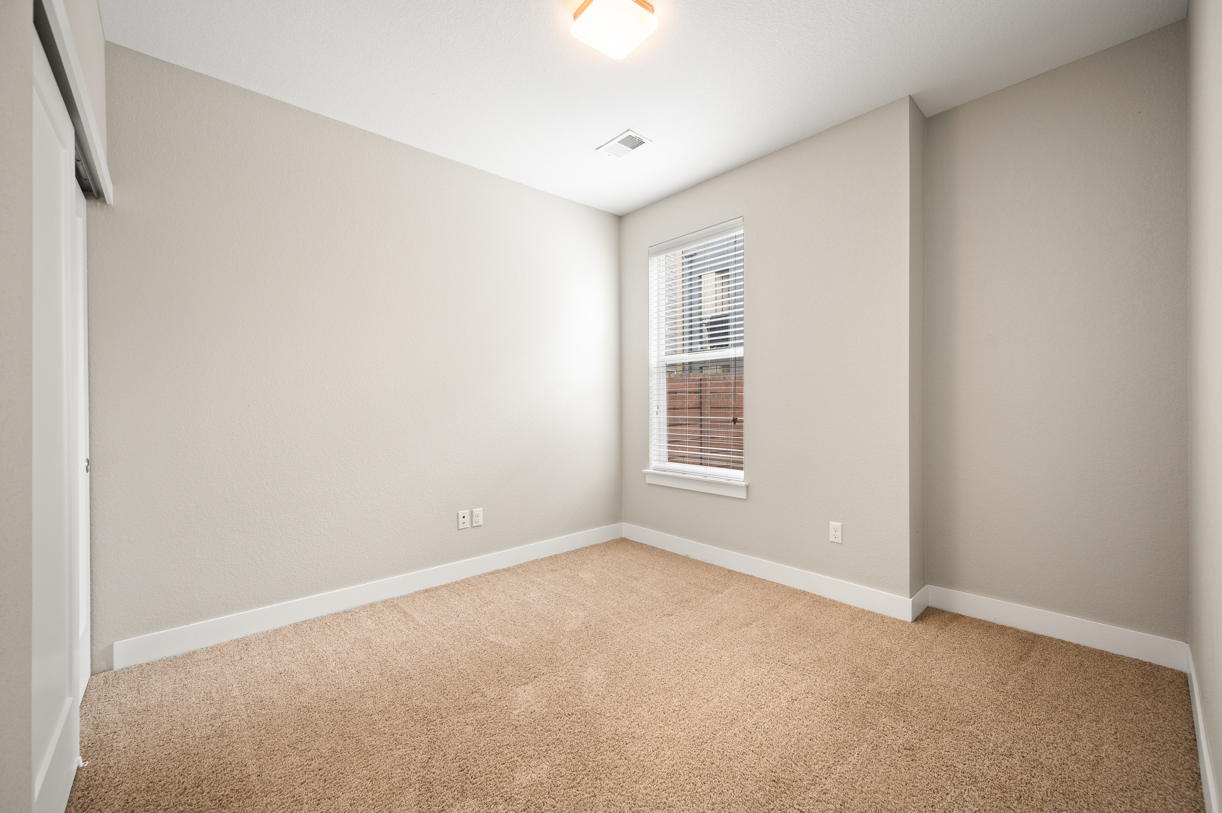  Beautifully Maintained Corner-Unit Townhome with Rooftop Views - 物件實景