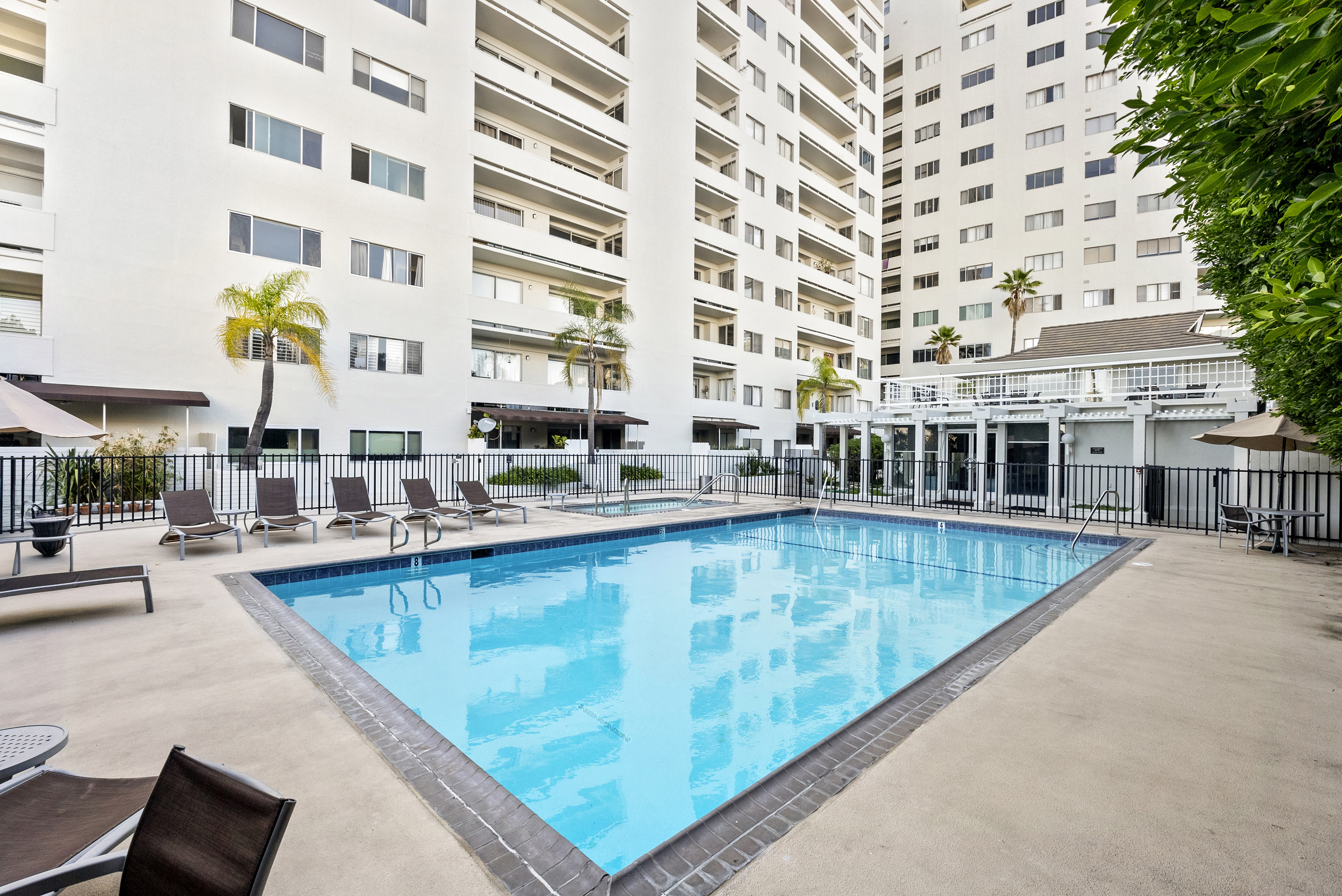  7250 Franklin Ave - 物件實景