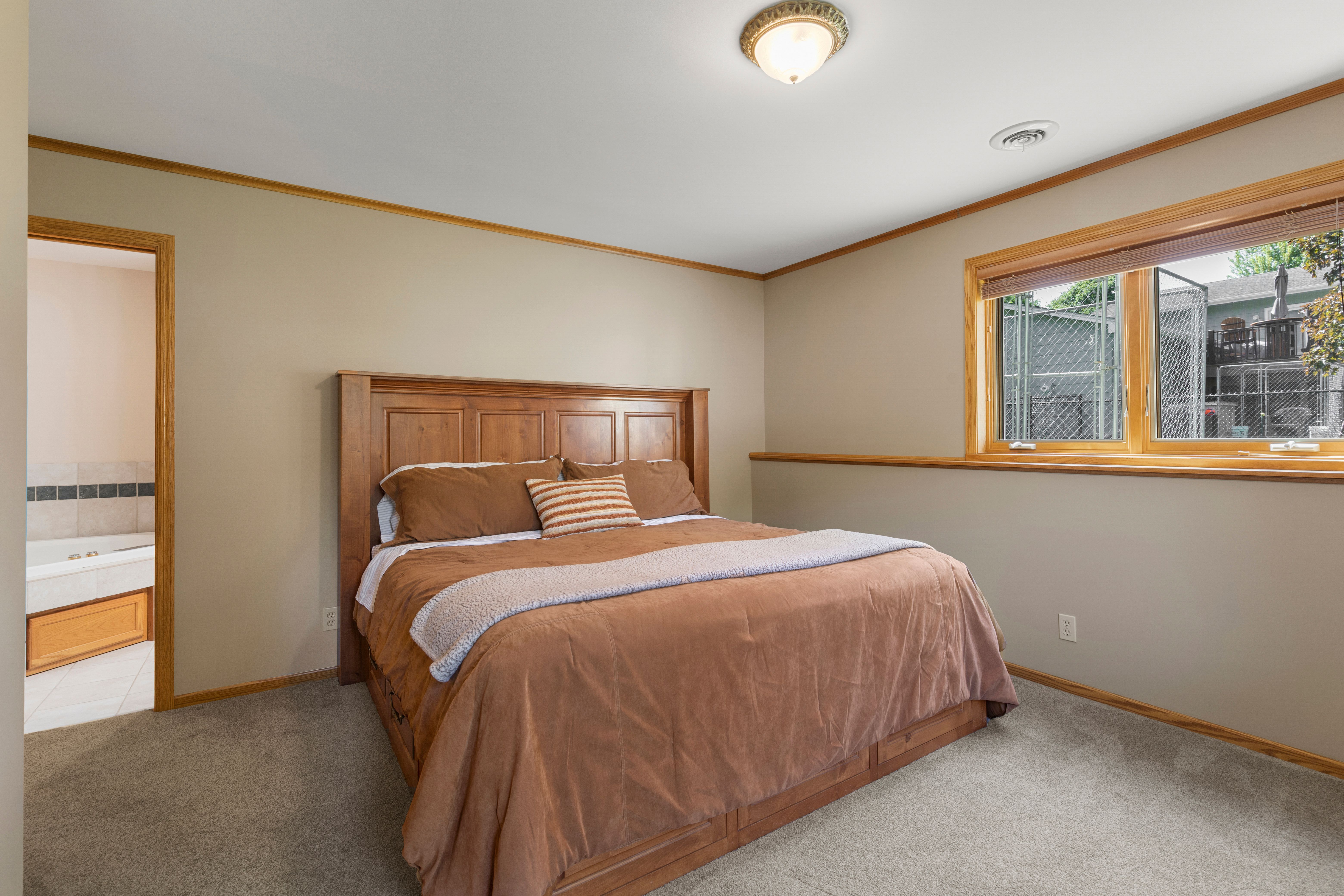  Inviting Champlin Living with Thoughtful Modern Updates - 物件實景