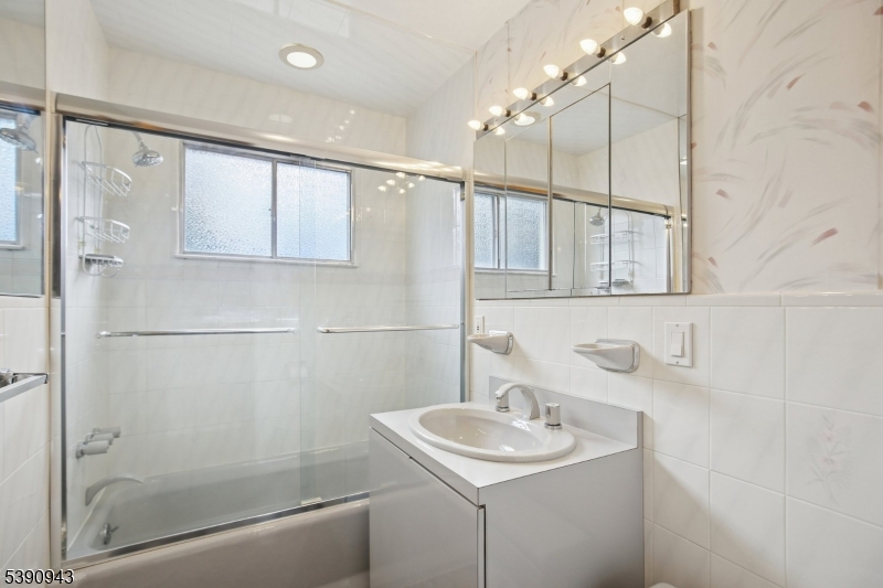 West Orange Twp., New Jersey, 07052, United States, 2 Bedrooms Bedrooms, ,2 BathroomsBathrooms,Residential,For Sale,1969241