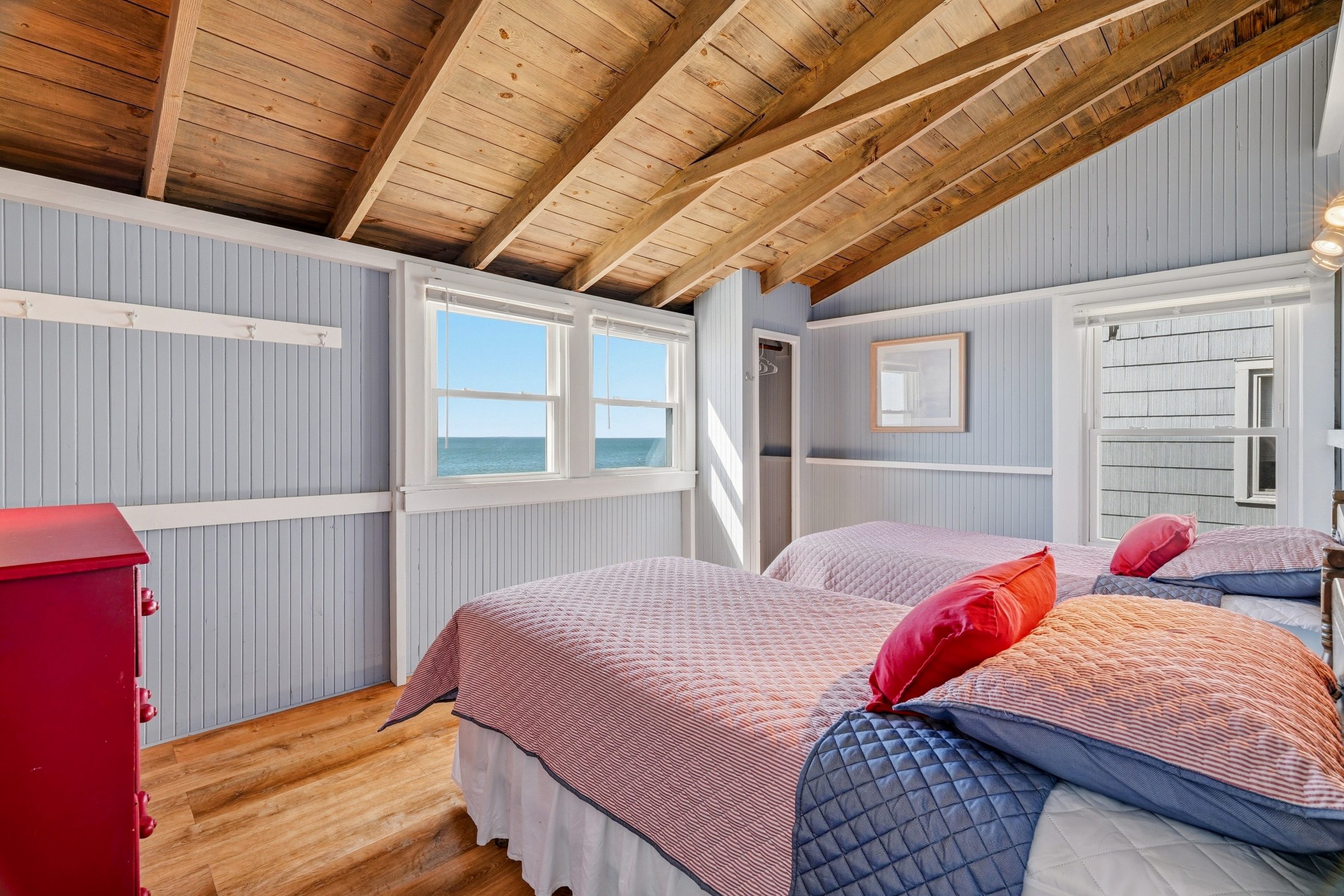  Charming Direct Waterfront Beach Cottage at Hawk
