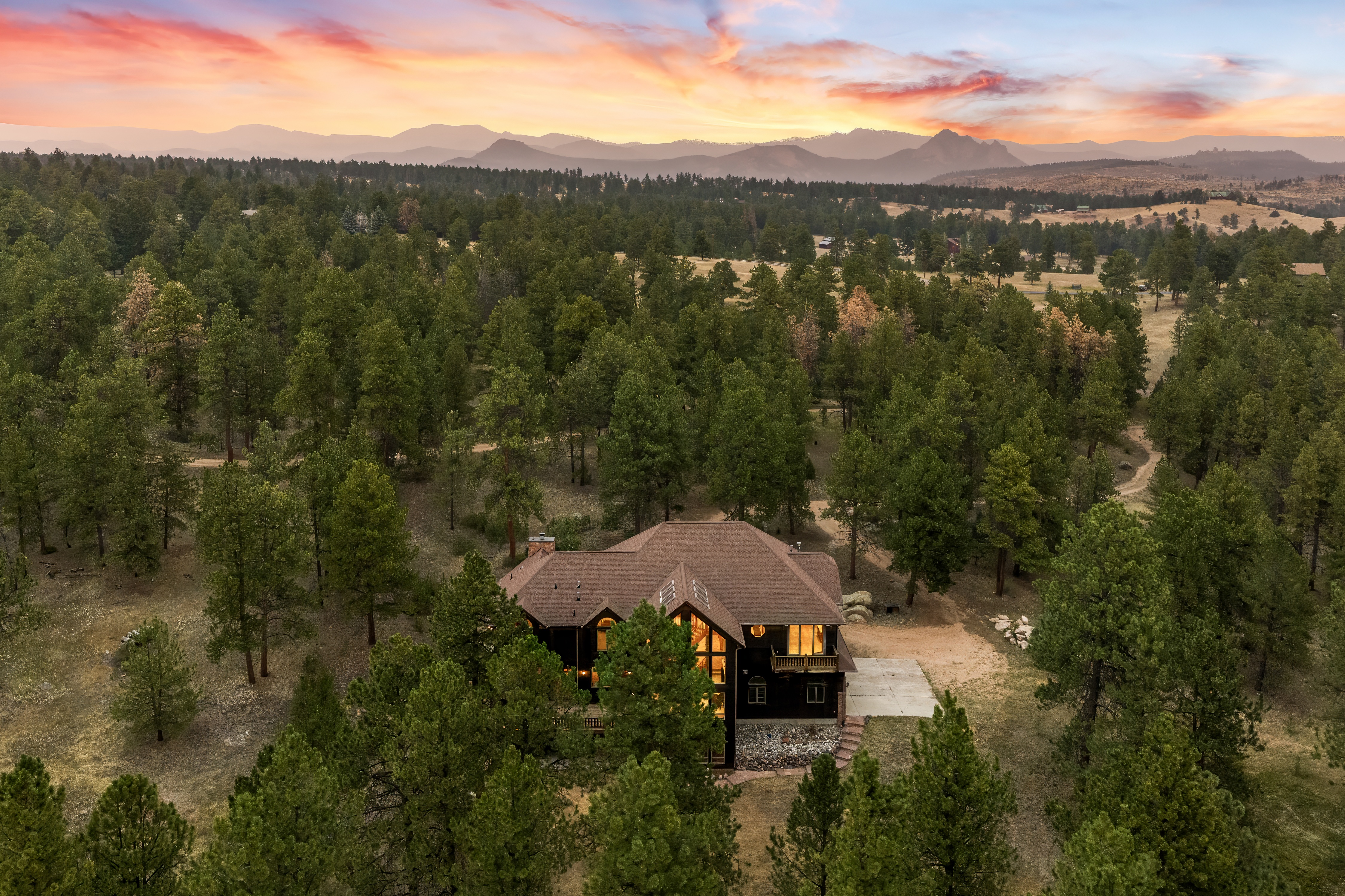 Colorado Living in Impressive 8,200 sq ft Home Backing to Pike National Forest - 物件實景