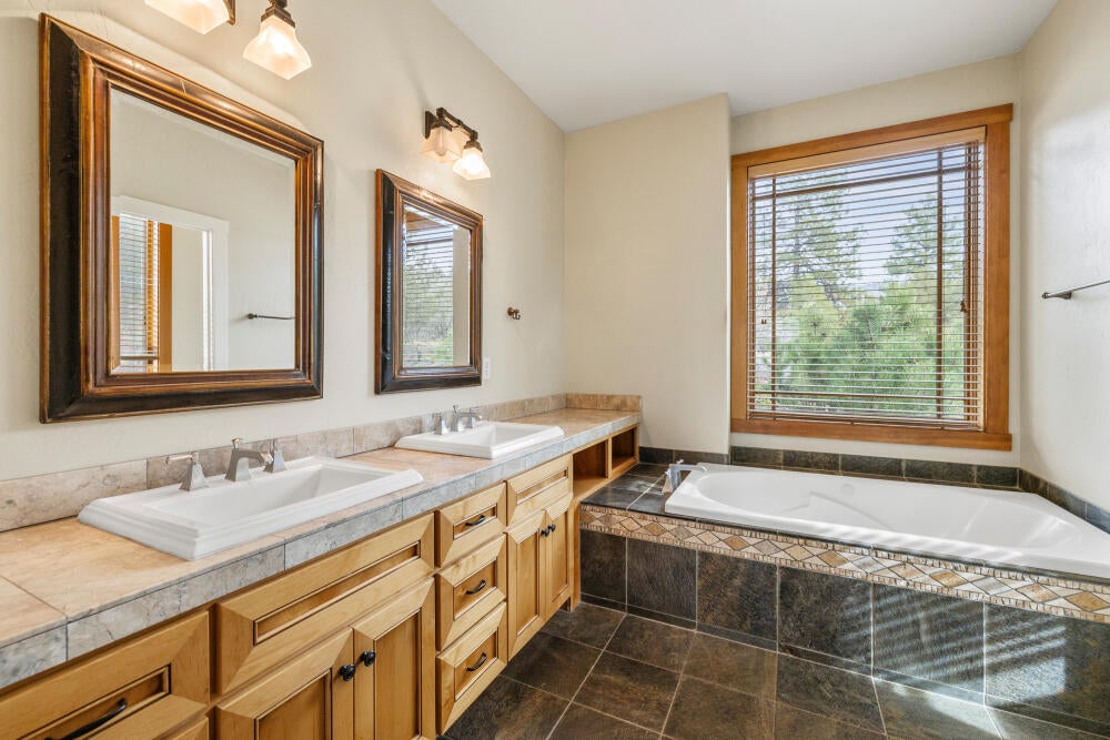 Klamath Falls, Oregon, 97601, United States, 4 Bedrooms Bedrooms, ,3 BathroomsBathrooms,Residential,For Sale,1987766