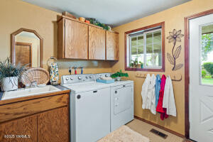Yakima, Washington, 98903, United States, 3 Bedrooms Bedrooms, ,3 BathroomsBathrooms,Residential,For Sale,1846825