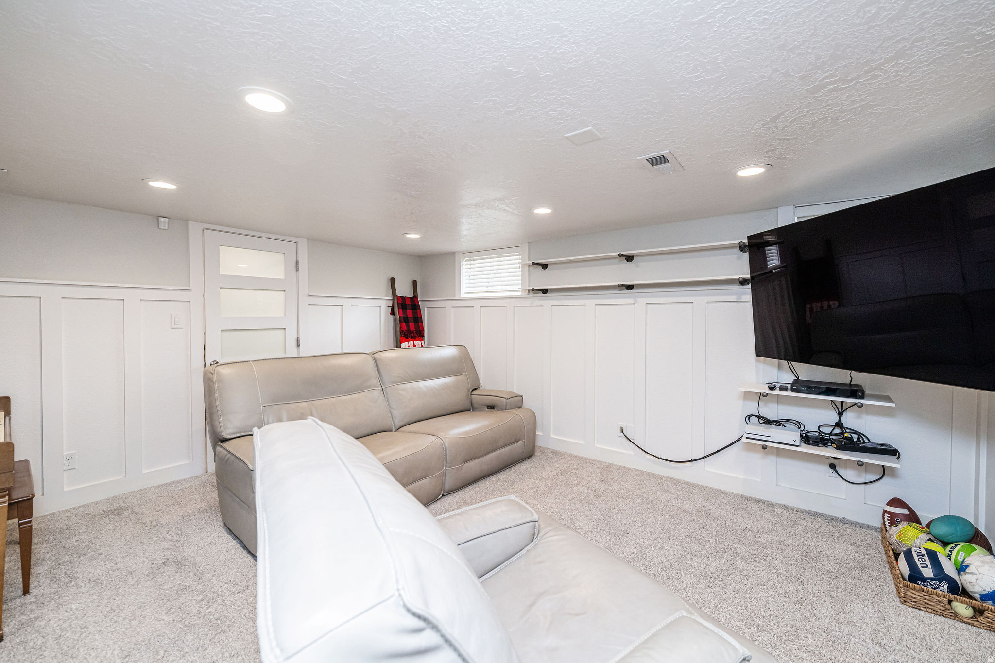 Bountiful, Utah, 84010, United States, 3 Bedrooms Bedrooms, ,2 BathroomsBathrooms,Residential,For Sale,1985173