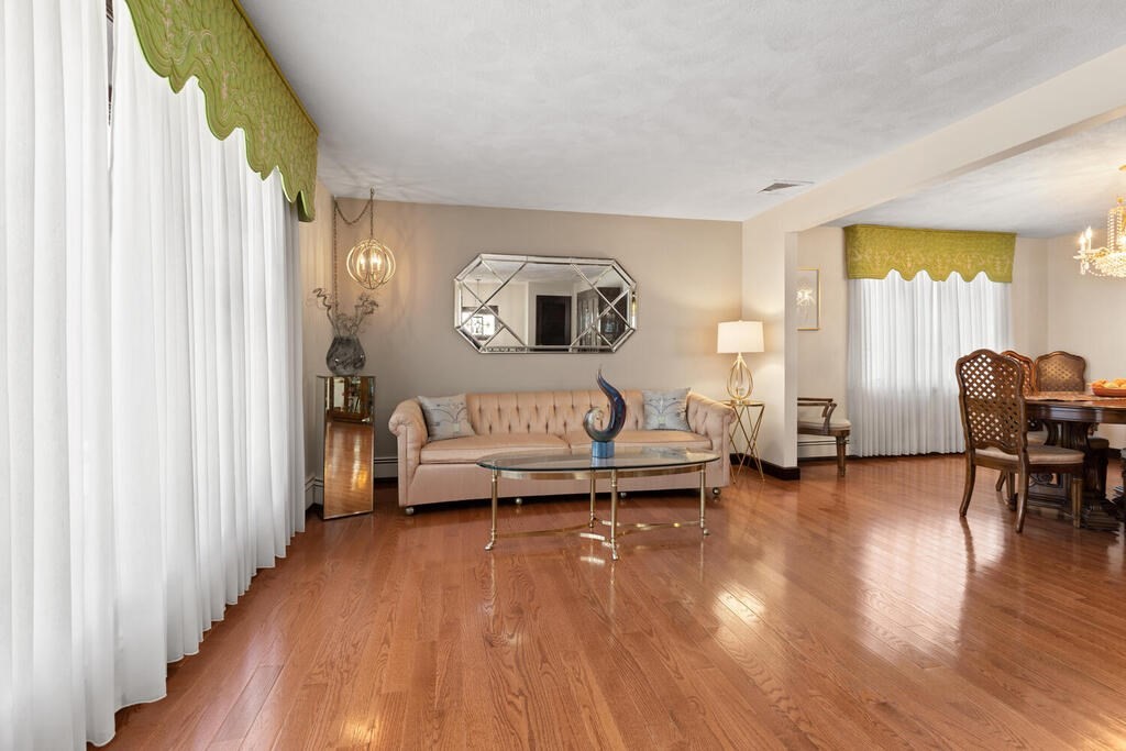 Everett, Massachusetts, 02149, United States, 3 Bedrooms Bedrooms, ,2 BathroomsBathrooms,Residential,For Sale,1937012