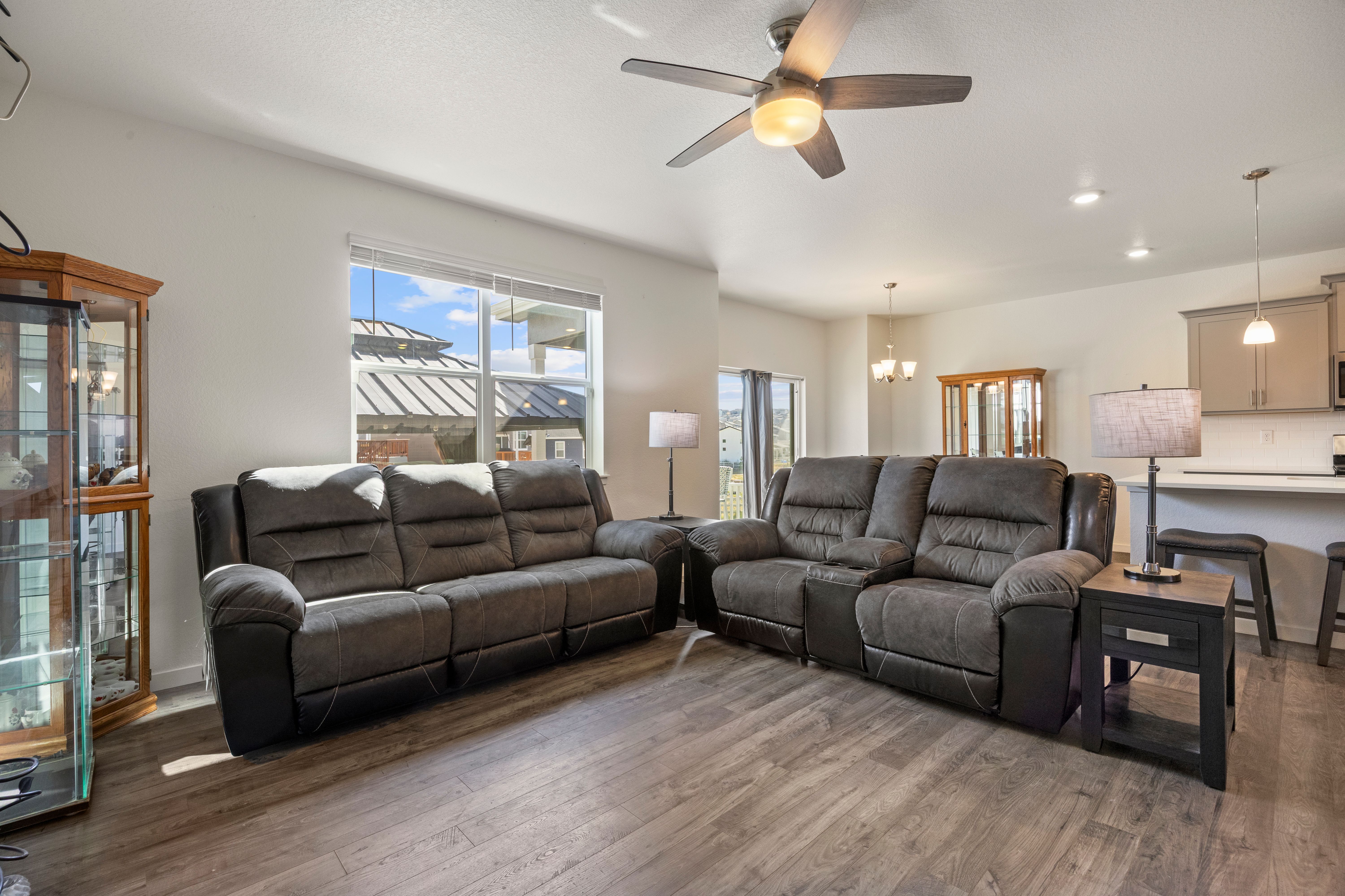  Perfect Blend of Modern Style, Functionality, and Mesa Views - 物件實景