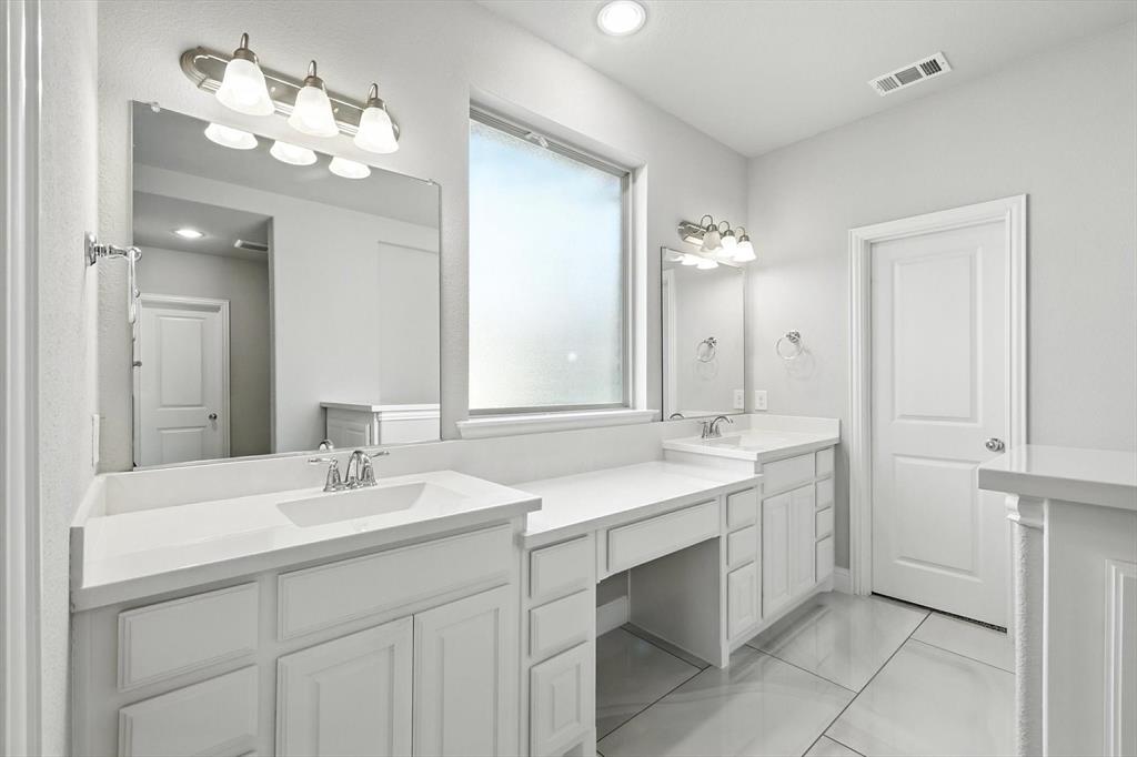 Little Elm, Texas, 75068, United States, 4 Bedrooms Bedrooms, ,5 BathroomsBathrooms,Residential,For Sale,2030364