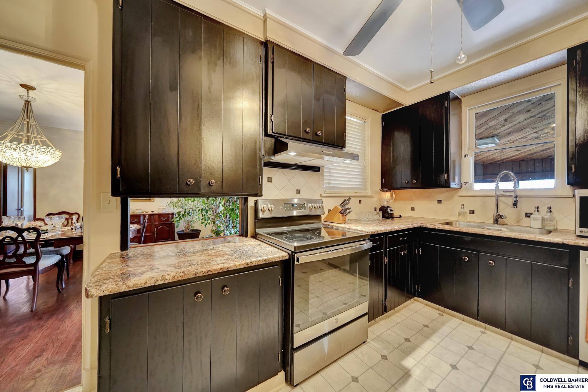 Lincoln, Nebraska, 68510, United States, 6 Bedrooms Bedrooms, ,2 BathroomsBathrooms,Residential,For Sale,1796246