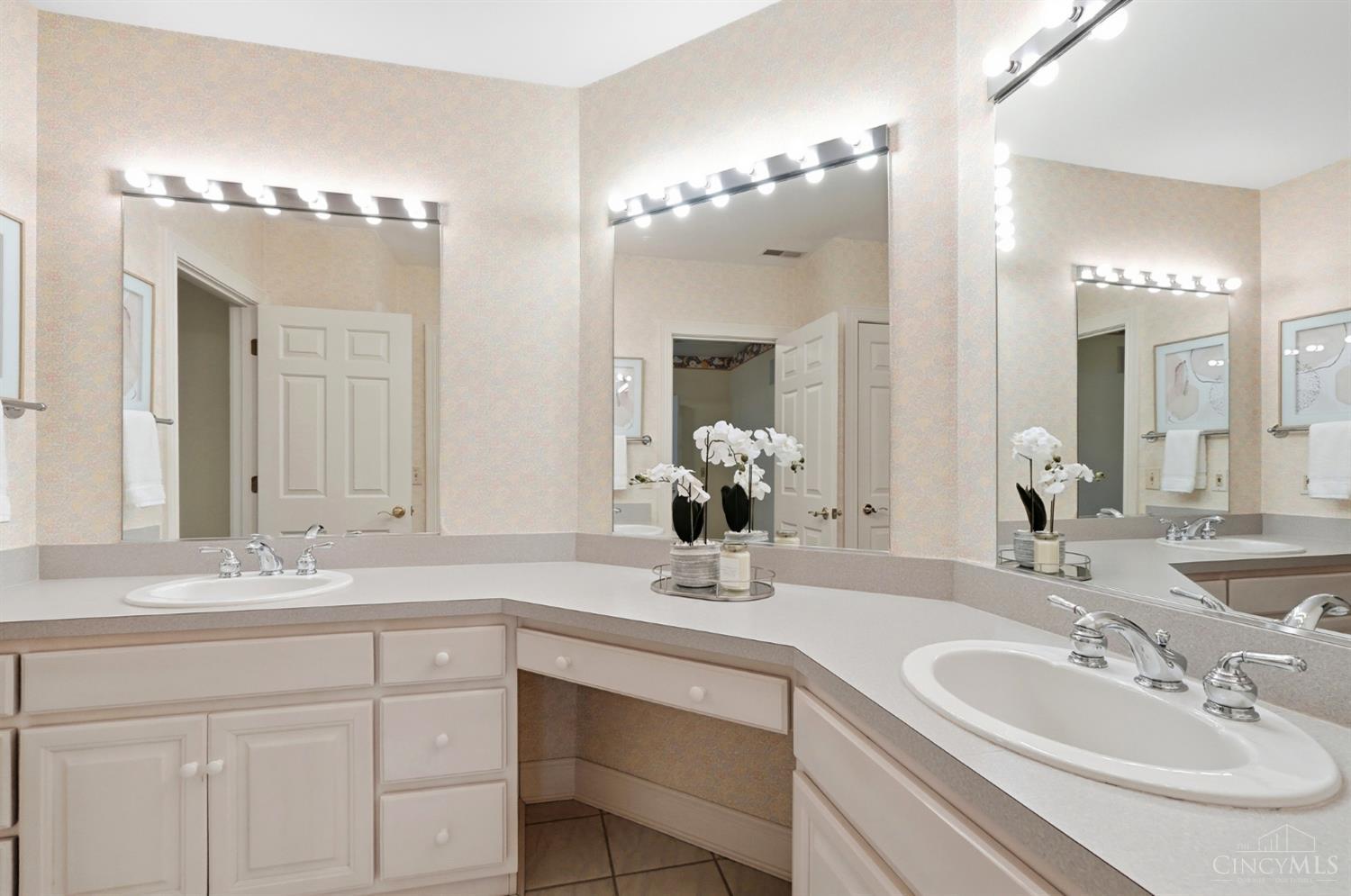 Anderson Twp, Ohio, 45230, United States, 5 Bedrooms Bedrooms, ,6 BathroomsBathrooms,Residential,For Sale,1988245