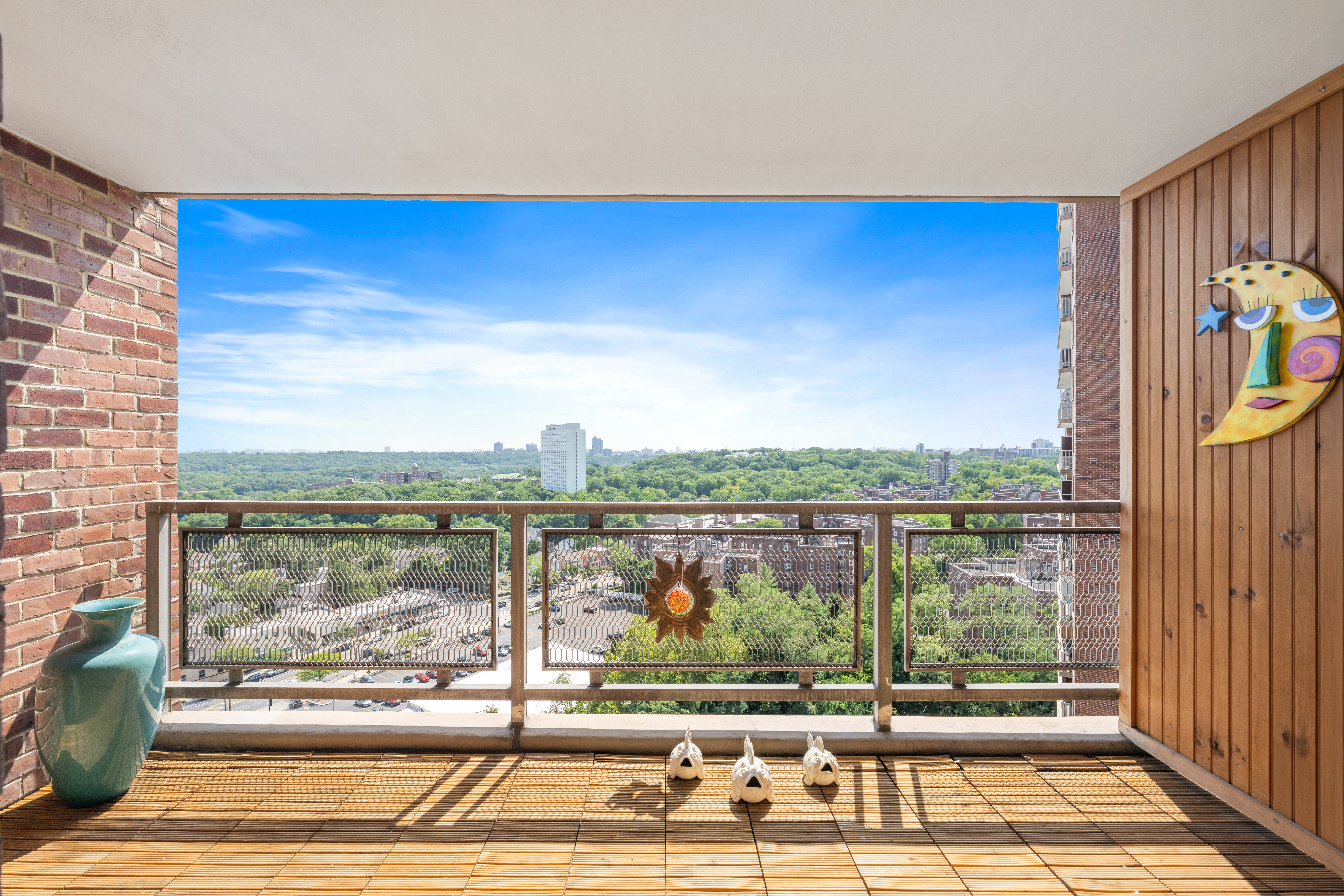  5700 Arlington Avenue - 物件實景
