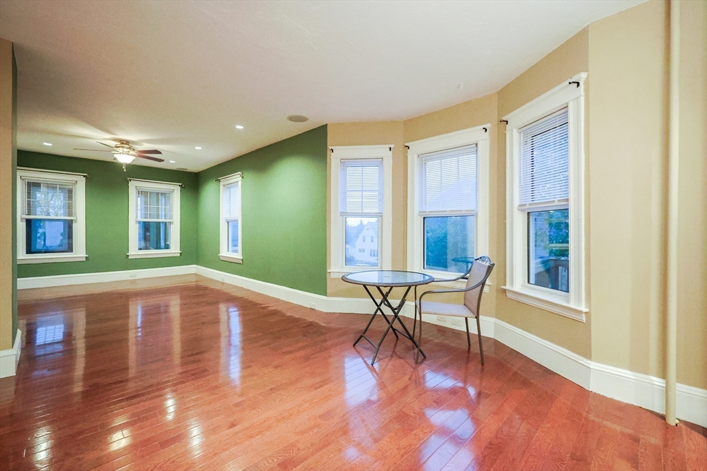 Worcester, Massachusetts, 01606, United States, 3 Bedrooms Bedrooms, ,4 BathroomsBathrooms,Residential,For Sale,1992890