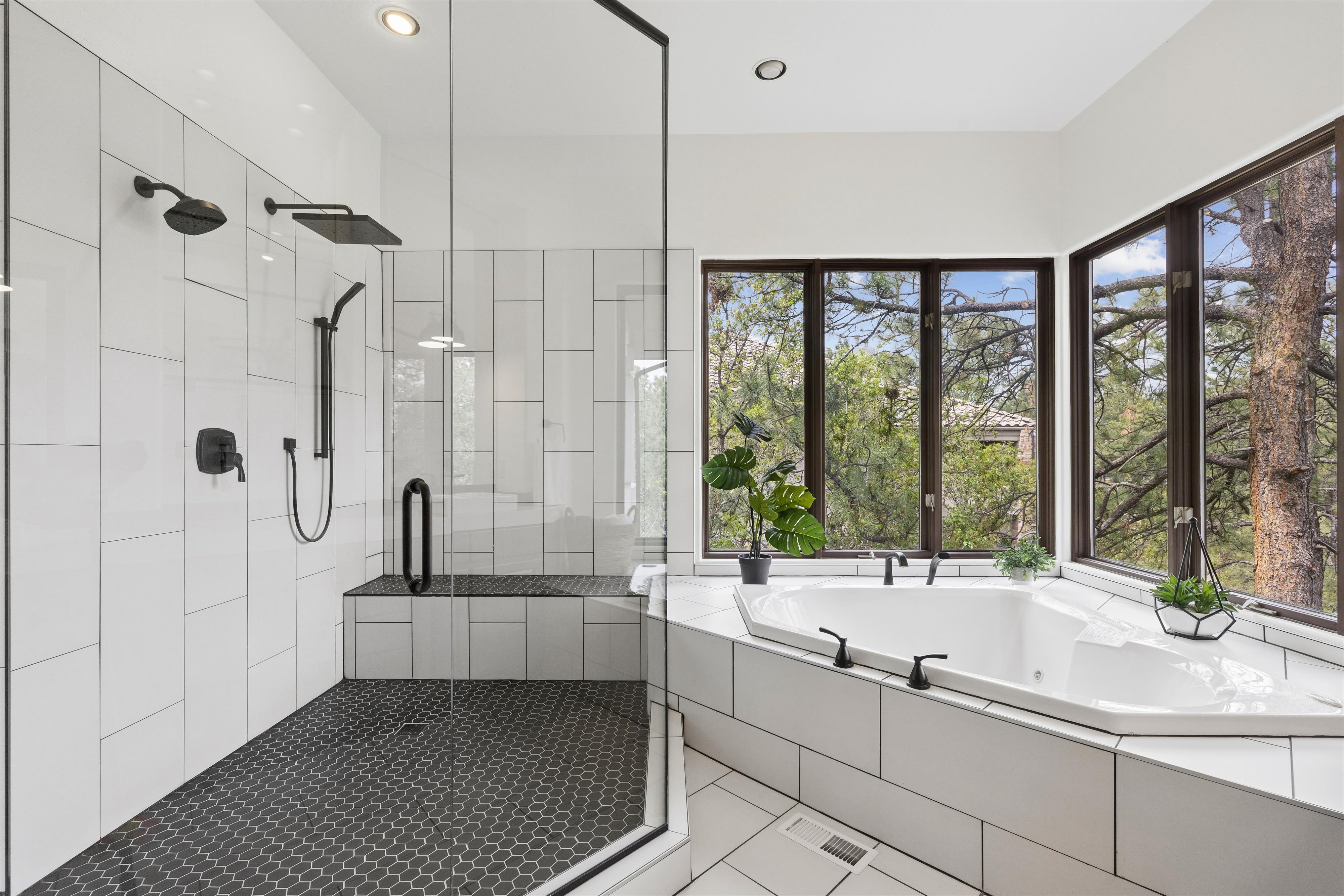  Remodeled 4 Bed 6 Bath Residence Offering Mountain, Sunset Views & Privacy - 物件實景