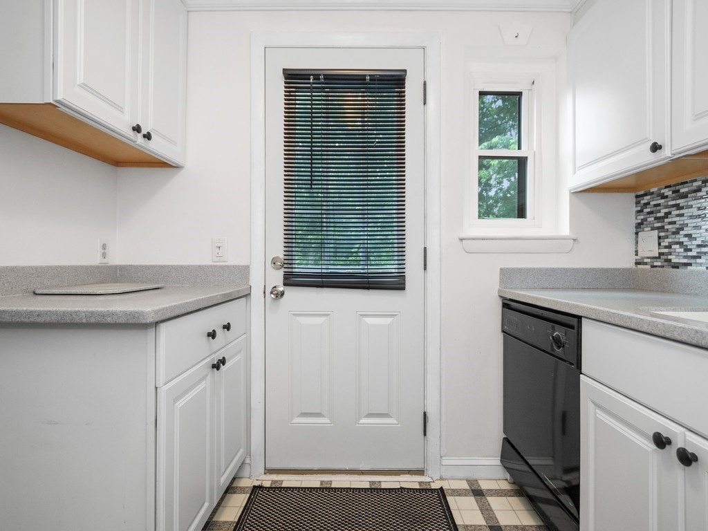 Waltham, Massachusetts, 02452, United States, 2 Bedrooms Bedrooms, ,2 BathroomsBathrooms,Residential,For Sale,1902655
